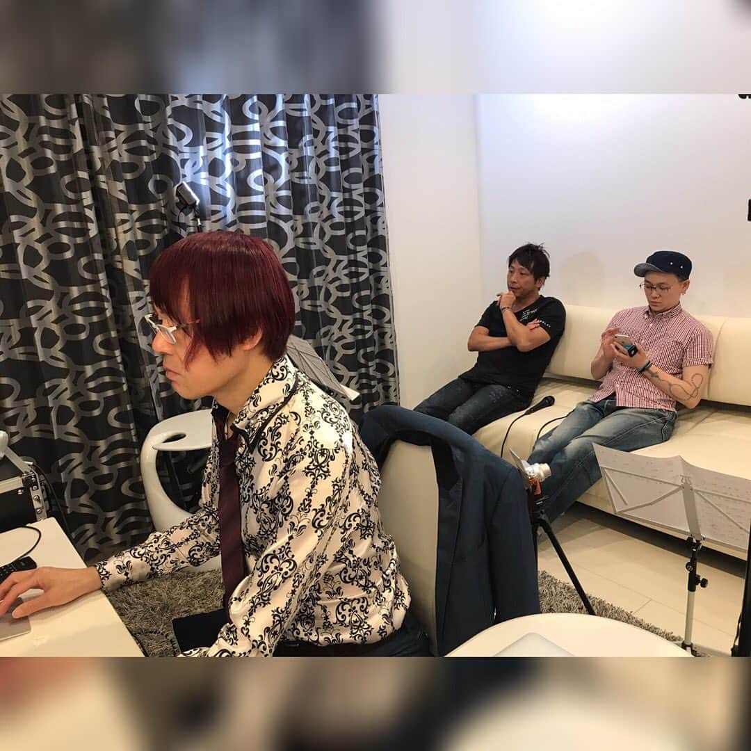 イツカノオトさんのインスタグラム写真 - (イツカノオトInstagram)「次回の動画編集に夢中になってたらアップが遅くなってしまいました♪ 次回のカバー曲もお楽しみに☆  そして次回のイツカノキャスは7/23。 何かが起こりそう。。！？！？ @susumu_nishikawa_5 @kab_kairakudo @hds164 #イツカノオト #西川進 #KAB. #コバヤシヒロシ #ツインボーカル #ボーカル #シンガー #シンガーソングライター #ギタリスト #ギター #アコースティックギター #カバー曲 #シェアワセ #happy #smile #love #loveu #sherethelove #twinvocal #vocal #singer #singersongwriter #guitarist #guitar #coversong #バンド」7月5日 15時59分 - itsukanooto