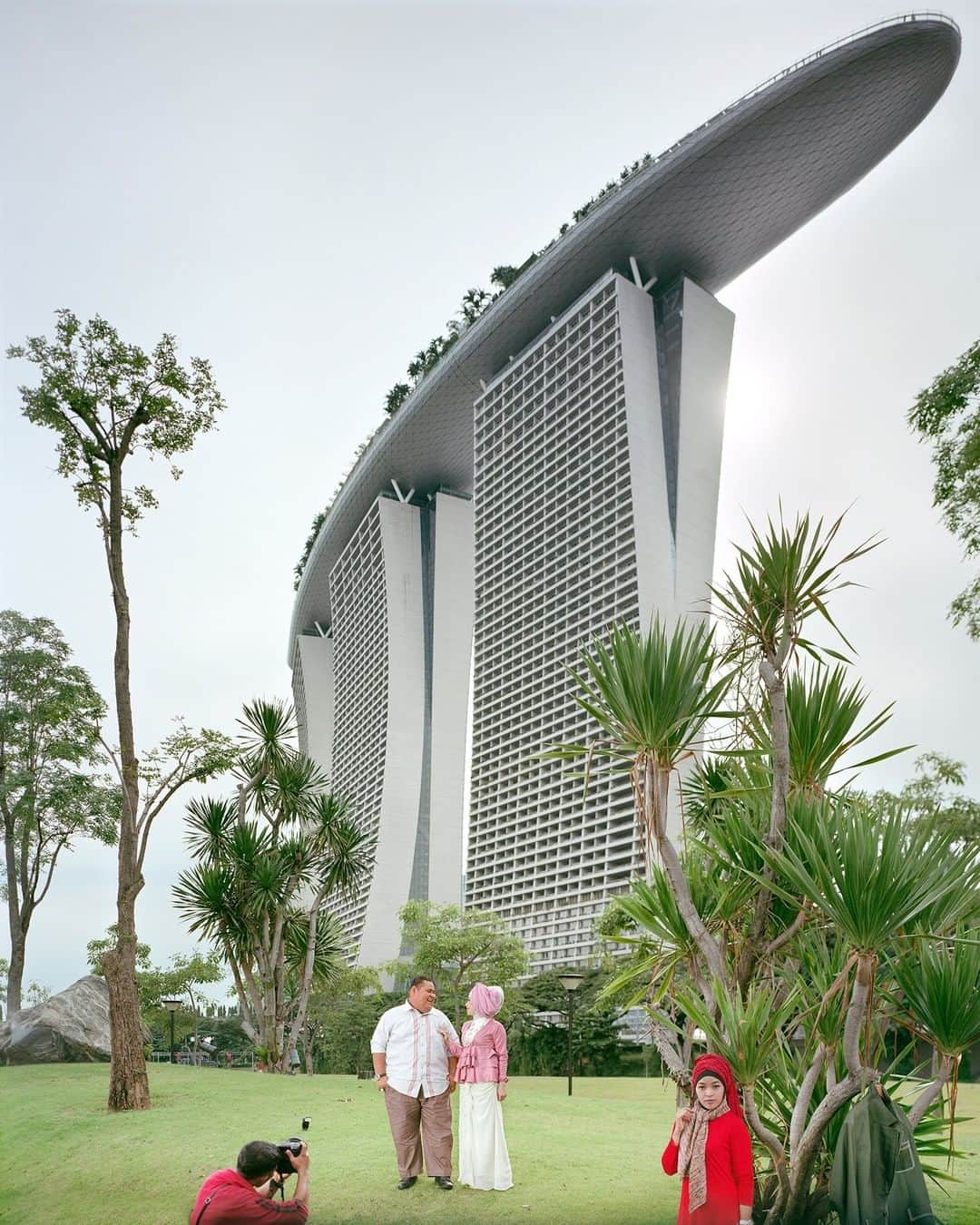 National Geographic Travelさんのインスタグラム写真 - (National Geographic TravelInstagram)「Photo by Gabriele Galimberti @gabrielegalimbertiphoto and Paolo Woods @paolowoods | A man and his bride-to-be pose for their pre-wedding photos in front of the Marina Bay Sands Hotel in Singapore, host to one of the world’s biggest casinos. Pre-wedding photo shoots are common for people in this part of the world. #singapore #wedding」7月5日 16時00分 - natgeotravel