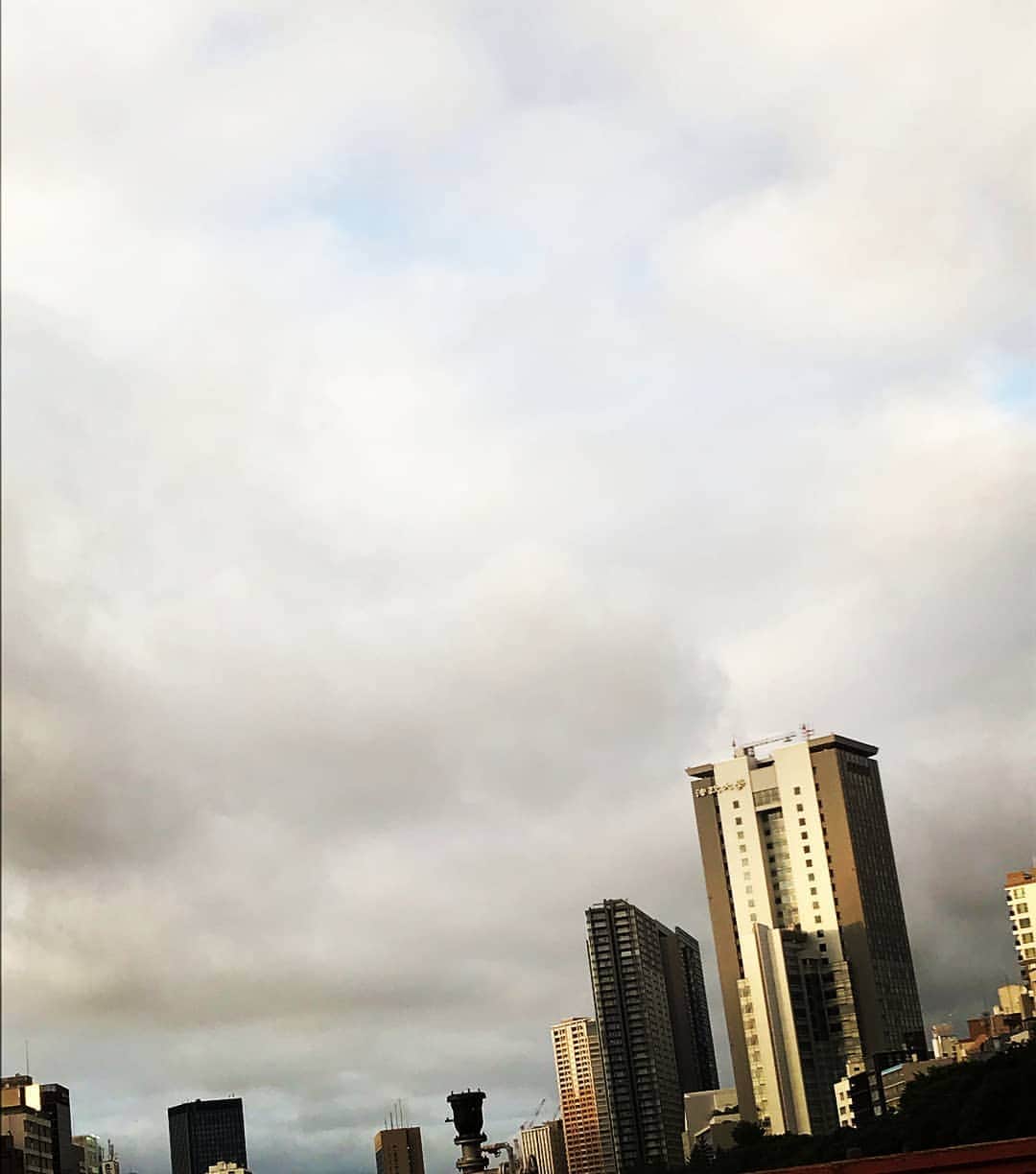 法政大学さんのインスタグラム写真 - (法政大学Instagram)「昨夕は雲の切れ間からつかの間の青空が顔をのぞかせました。 #法政 #大学 #hosei #university #市ヶ谷 #ボアソナードタワー #clouds」7月5日 16時04分 - hosei_university