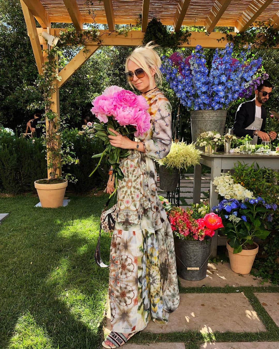ヤナ・ルドコフスカヤさんのインスタグラム写真 - (ヤナ・ルドコフスカヤInstagram)「Morning with flowers in Villa Dior 🌸」7月5日 16時04分 - rudkovskayaofficial