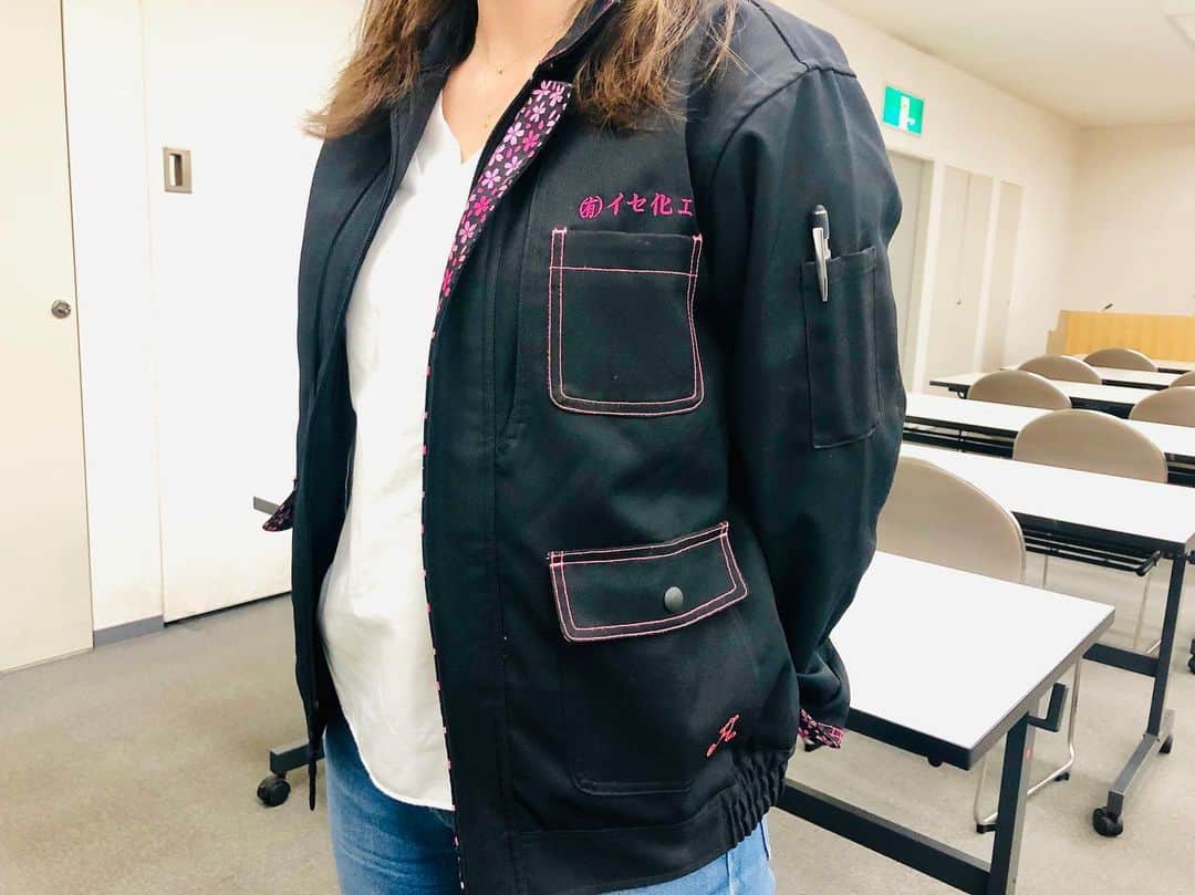 crie style クリエすずき建設のインスタグラム：「先月開催の 《安全大会》 にご出席いただいた協力業者さまの中に、 建設現場などで活躍する女性の為に作られた 素敵な “作業着” を着用されている方がいらしたので、 思わずパシャリ📷 いつも元気いっぱいの笑顔がとっても魅力的な方、素敵に着こなしていらっしゃいました✨  きっとこちらの作業着は、 現場で働く女性を応援してくれる、 心強い相棒ともなってくれているのではないでしょうか( ˘ω˘ ) (広報 丸山)  #けんせつ姫#作業着#かわいい♡ #ガテン系女子 #現場監督#建設女子 #働く女性は美しい#安全大会 #crie_style #クリエ #楽しく人生をデザイン #クリエすずき建設 #注文住宅 #平屋 #リノベーション #リフォーム #バリアフリー #ユニバーサルデザイン #住まいづくり #まちづくり #柏スーパー流しそうめん #UDC2 #ウラカシ百年会 #柏市 #柏 #kashiwa」