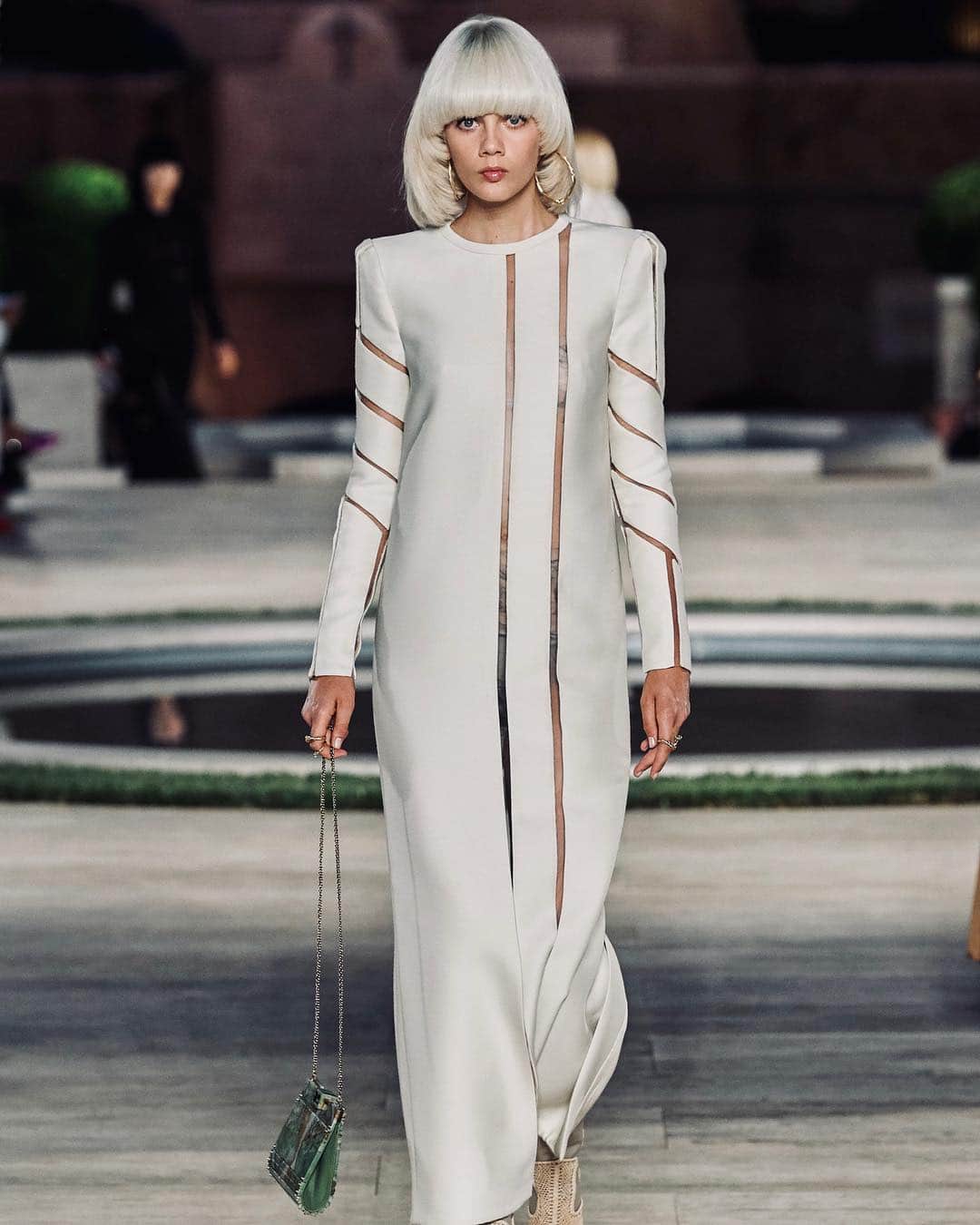 マリヤン・ジョンクマンのインスタグラム：「FENDI COUTURE 🎀🎀🎀🎀 GRAZIE MILLE TO THE TEAM, THIS SHOW WAS SO BEAUTIFUL😭😭🥺 @pg_dmcasting @fendi @silviaventurinifendi @chaos @amandaharlech @mariaelenacima @alessiapellarini」