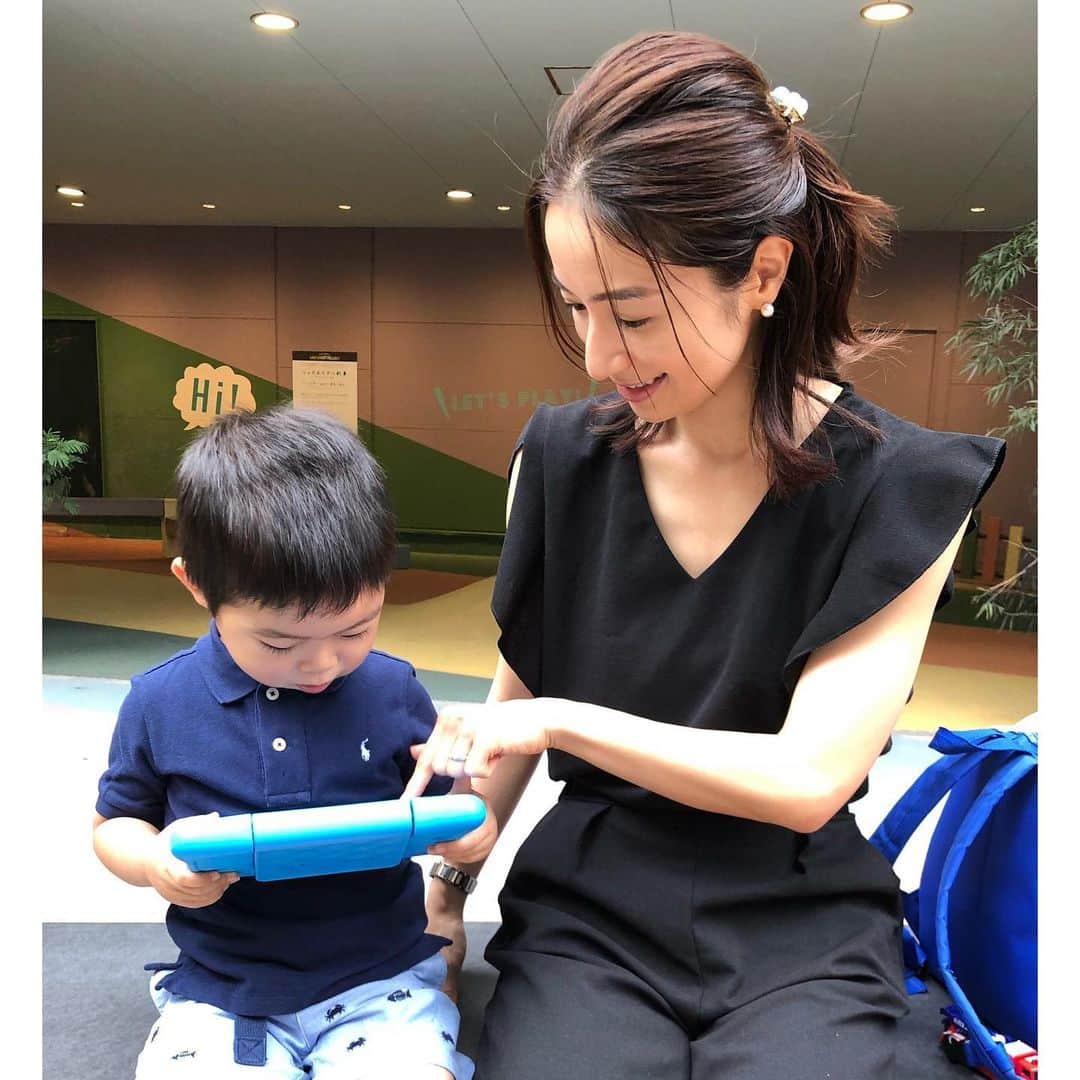 Mayuko Watanabe 渡辺真由子さんのインスタグラム写真 - (Mayuko Watanabe 渡辺真由子Instagram)「Amazon Fireキッズモデルを使ってみました！ 電源を入れて、お子様のプロフィールを設定し、お気に入りのコンテンツをダウンロードするだけで使い方はとっても簡単でした✨ セットに含まれるAmazon FreeTime Unlimitedでは遊びながら学べる、数千点のキッズコンテンツがあります😊✨ エンターテイメントだけでなく、知育・学習コンテンツがたくさん楽しめ、息子の年齢から小学生用のコンテンツまであり、幅広い層の子供が楽しめると思いました😆👍 息子にはしまじろうの学べるコンテンツをいくつかダウンロードして楽しんでいました♡ ・ 使いすぎが心配だったのですが、安心のみまもり設定（ペアレンタルコントロール）でタブレットを使う時間を15分単位で設定可能。 遊べるコンテンツを制限でき、1日の目標や利用時間の設定も簡単♫ 【今日はこれでおしまい】と終わりの時間になったら画面に出てくるのでけじめをつける習慣をつけるにも良いと思いました☺️💕 スマートフォンで子供が何を見ているか、遊んでいるかも把握できるので安心！夕飯の時間になったらこっそり遠隔から停止も可能。 1年使いたい放題&2年間の限定保証付きで壊れても安心です^_^！ ぜひ使ってみてくださいー😄❣️ #PR#Fireキッズモデル#Amazon#キッズタブレット#mama#ママ#子育て中ママ#子育て中」7月5日 16時12分 - watanabe_mayuko