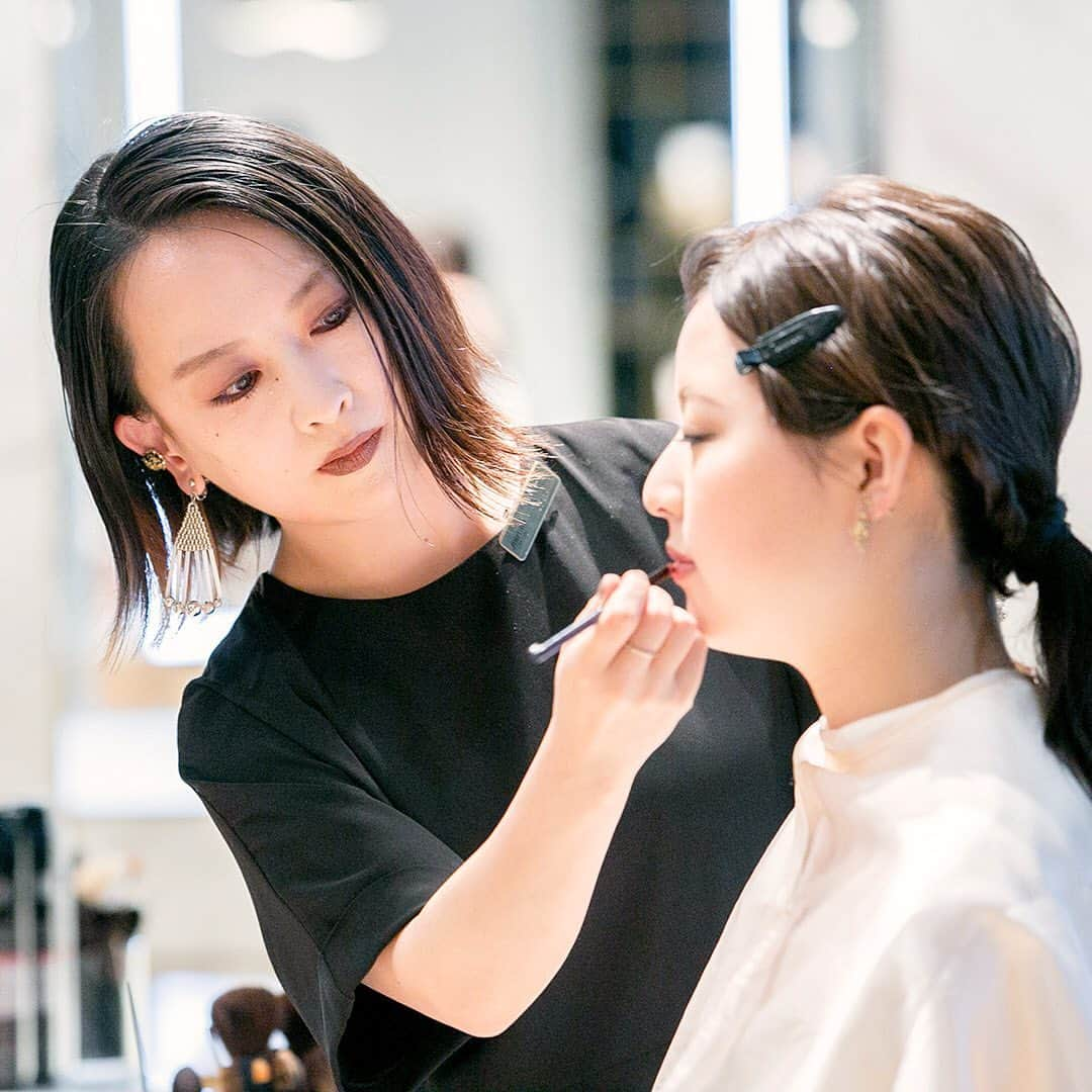 SHISEIDO THE GINZAさんのインスタグラム写真 - (SHISEIDO THE GINZAInstagram)「先週6月26日（水）、当店4F SHISEIDO THE TABLESにて開催した、新社会人のためのメイクアップサロン「Makeup Tables [ff]＠SHISEIDO THE TABLES」。 ・ 今回のメイクアップサロンでは、コレクションのバックステージなどでも活躍する当店3F BEAUTY BOOST BAR & PHOTO STUDIOのヘアメイクアップアーティストがレクチャー＆デモンストレーション。 続いて、さまざまなカラーアイテムを好きなだけ使って試せる実習タイムに。 新しい環境でも自分らしく、自信がもてるよう、アーティストが参加者それぞれの個性に合わせてテクニックや色選びなどもアドバイス。  リラックスした雰囲気の中、参加されたかた同士での会話も盛り上がり、笑顔の絶えないひとときとなりました。 ・ 当店では、今後も各種イベントの開催を予定しております。 現在参加者募集中のイベントはこちらから https://thestore.shiseido.co.jp/the-tables/events/  #資生堂 #shiseido #shiseidothestore #shiseidothetables #メイクアップサロン #makeuptables #メイクセミナー #ヘアメイクアーティスト #メイクアップ #makeup #銀座 #tokyoginza #イベント #カフェ #cafe」7月5日 16時14分 - shiseidothestore