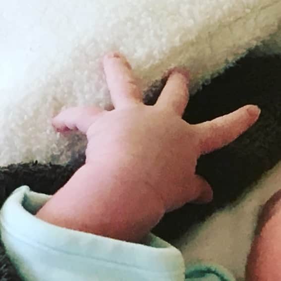 竹内朋康のインスタグラム：「先程、竹内家に待望のJr.が誕生しました。 その手がどんな夢を掴むのか！ しっかり見守りたい。」