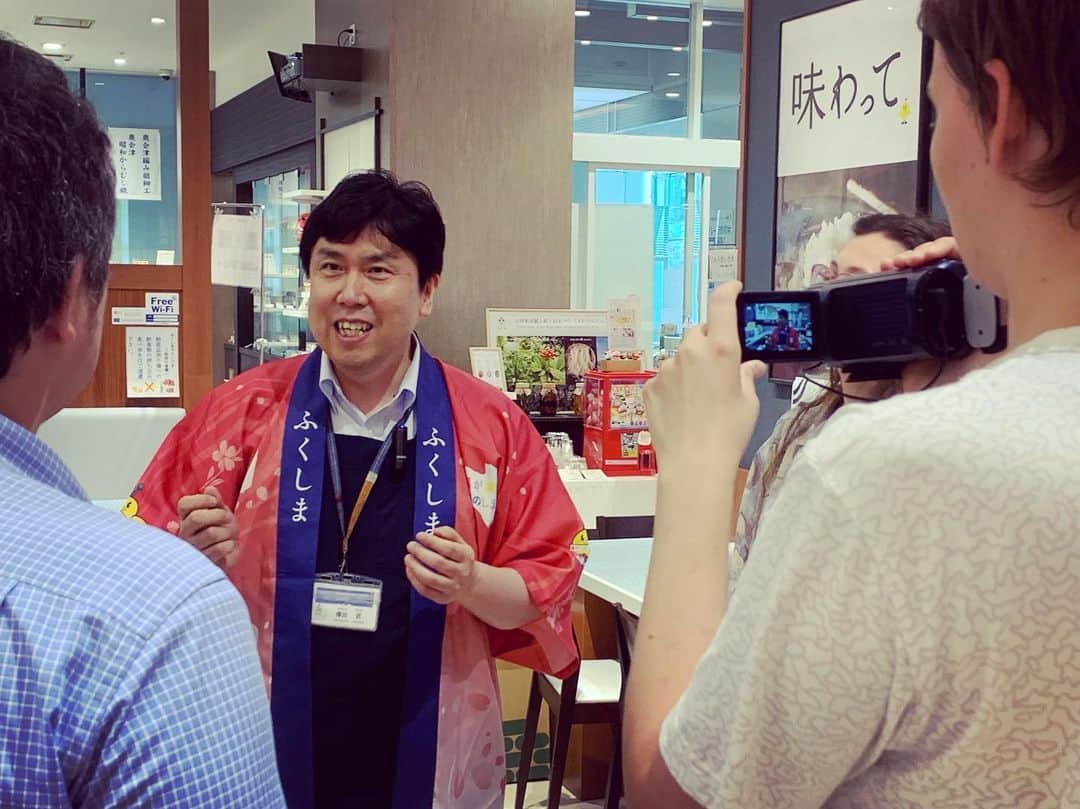 Rediscover Fukushimaさんのインスタグラム写真 - (Rediscover FukushimaInstagram)「A group of Fukushima University exchange students came to do a sake tasting at the Fukushima Products Promotion Center! They are currently making their way though samples of the 22 sake that won a gold award at this year’s Annual Japan Sake Awards. They were already looking pretty merry by the time I left them... (see last photo!)」7月5日 16時34分 - rediscoverfukushima