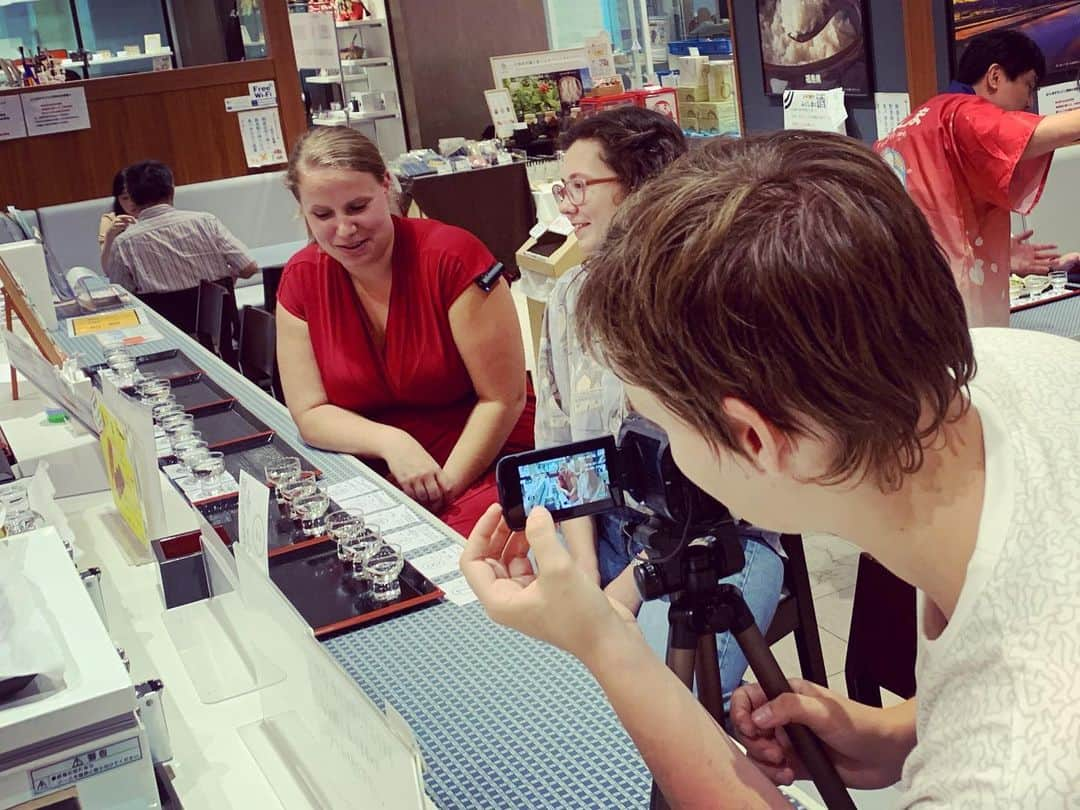 Rediscover Fukushimaさんのインスタグラム写真 - (Rediscover FukushimaInstagram)「A group of Fukushima University exchange students came to do a sake tasting at the Fukushima Products Promotion Center! They are currently making their way though samples of the 22 sake that won a gold award at this year’s Annual Japan Sake Awards. They were already looking pretty merry by the time I left them... (see last photo!)」7月5日 16時34分 - rediscoverfukushima