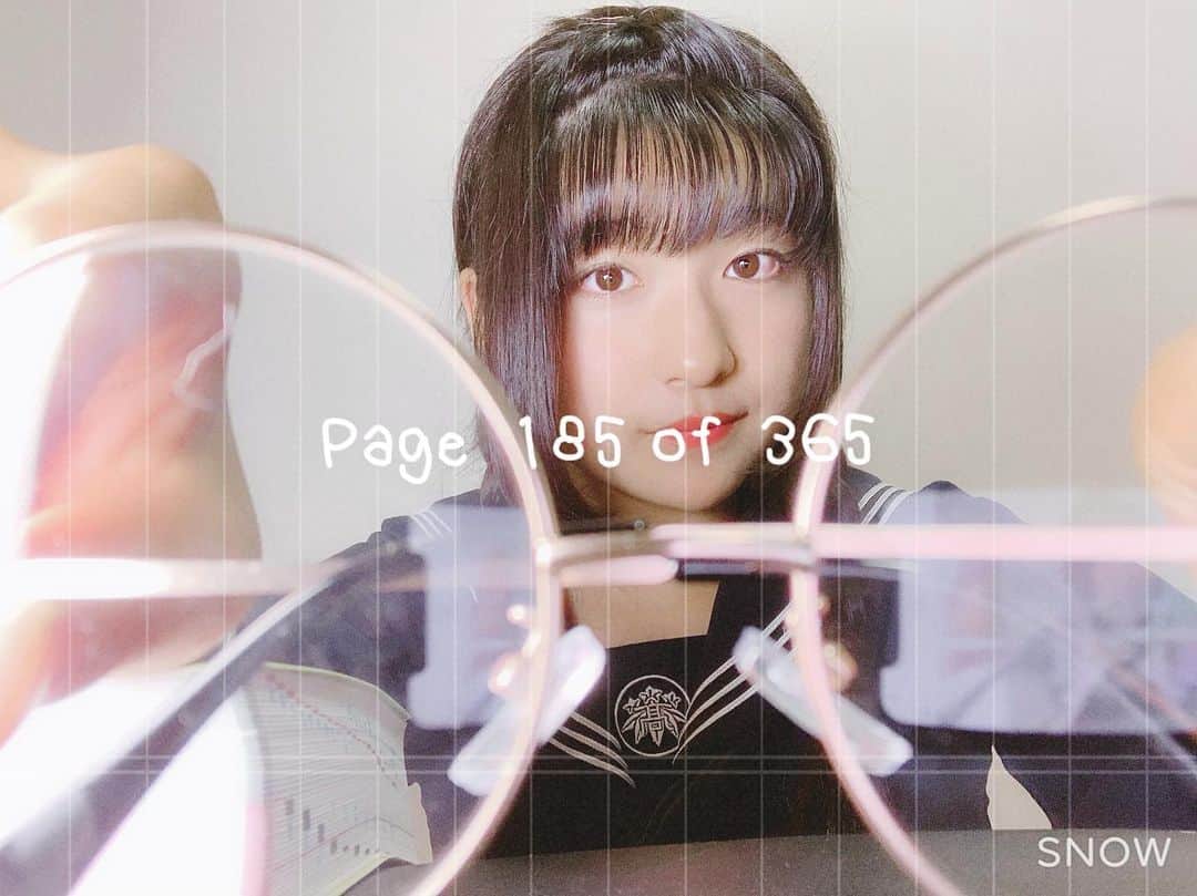りりりのインスタグラム：「プールの授業があったから目が赤いけど👀👀 ✨初✨ シースルーバングした*ˊᵕˋ*  いつも前髪重めやから*ˊᵕˋ*  でも前髪薄め似合わんかも…ｗ  優等生コーデっぽくしたかったので、大好きなセーラー(動画の衣装)で英和辞典とメガネ持ってきた🥺 勉強好きそうな感じ…？ ・ @snow_japan 制服投稿でレアレアなものが当たるらしいです👍 ・ #りりり #制服snow #プール #前髪 #シースルーバング #セーラー #5年生の時に #ロストワンの号哭で着た衣装 #まだ着れた #良かった」