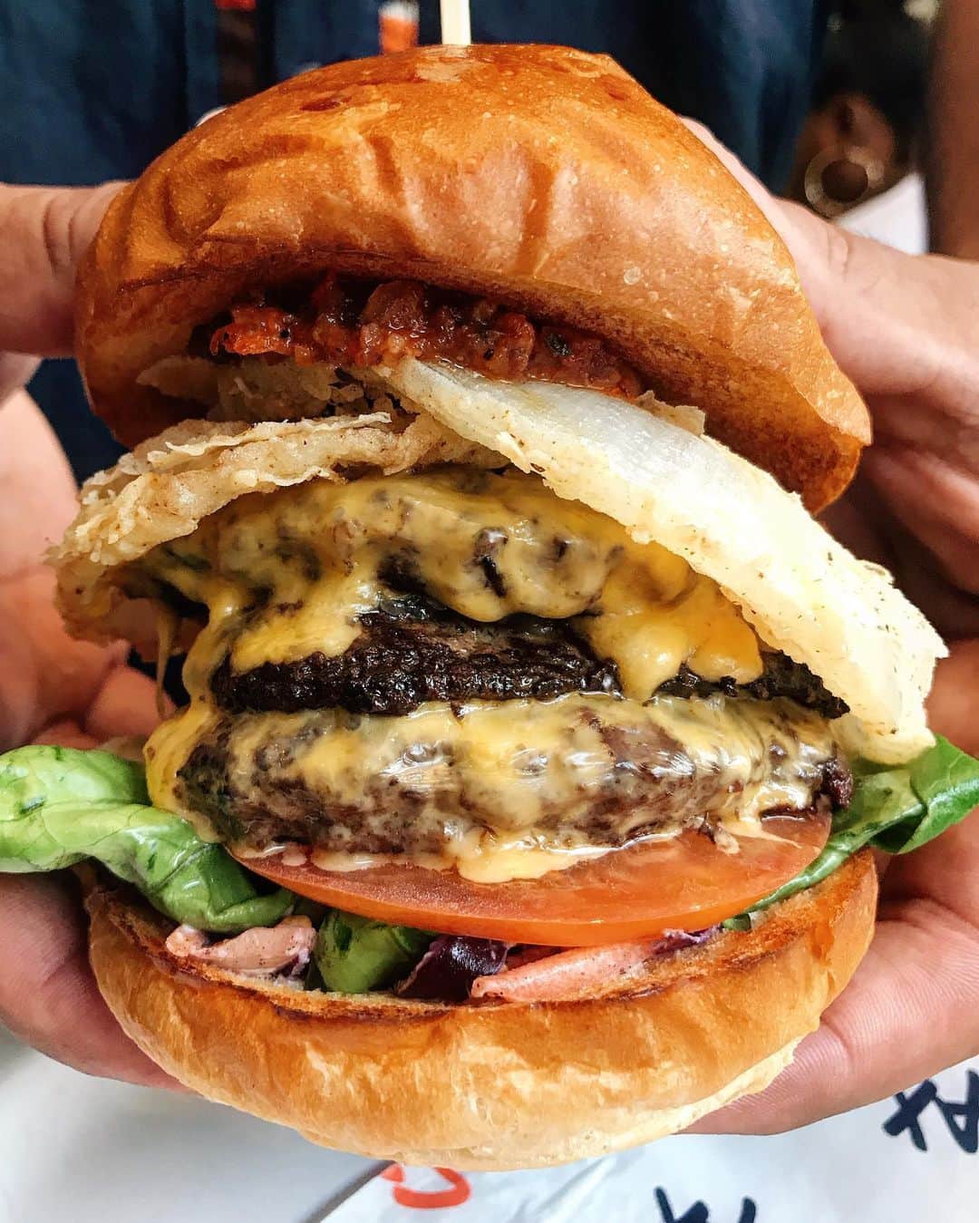 Eat With Steph & Coさんのインスタグラム写真 - (Eat With Steph & CoInstagram)「Ain’t no #4thofjuly if you don’t eat a burger... and obvs I’m a #gohardorgohome kinda person so here’s the mad insane Big Zuu Stax burger.  Made up of three juicy beef patties, homemade spicy blue cheese slaw, American and blue cheese, baby gem lettuce and tomatoes, crispy onion rings and chorizo jam, served in a fresh brioche bun. Hell. YEAAA!! 🍔 📷 @verna.banana #invite #happy #july4th #burger #stack #monster #cheeseburger #yas #bossburger #closeup」7月5日 16時38分 - eatwithsteph_ldn