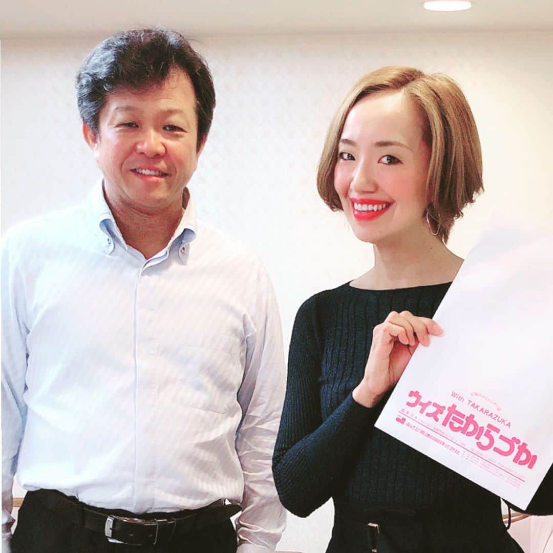 貴千碧のインスタグラム：「本日は#宝塚ホテル 様 にて#ウィズたからづか#情報誌  の#取材 でした😄 宝塚ホテル様などにも置いてあります#宝塚 の#コミニティ誌 です😊 ナチュラルヘアケアシリーズ#セントプライド の社長様と対談させて頂きました🌸 9月号です✨毎月#フェアリーインタビュー に#タカラジェンヌ が登場してますよ🙌 皆様見てね❤️」