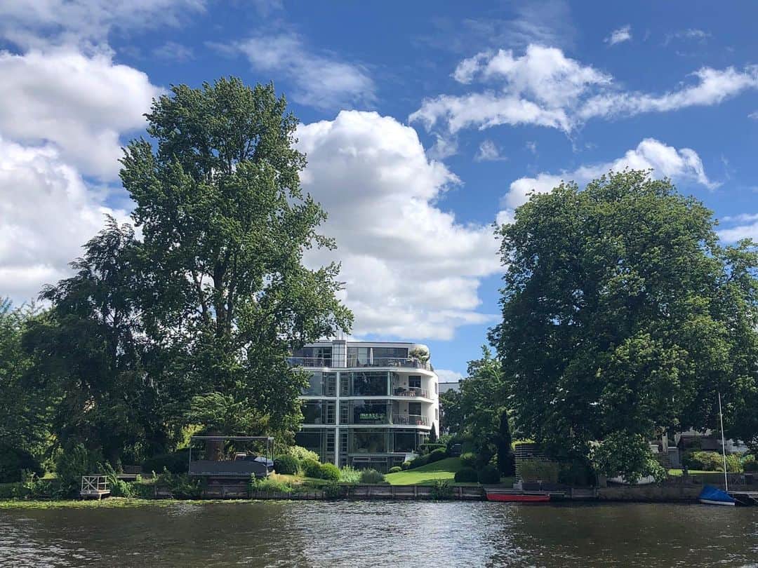 宍戸開さんのインスタグラム写真 - (宍戸開Instagram)「湖畔の岸に近い緑と建物の写真は所謂高級住宅街なのだそうですょ‼️ #フェアモントホテル #フィアヤーレスツァイテン #ハンブルグ #ドイツ #アルスター湖 🇩🇪 #fairmonthotel #hamburg #germany 🇩🇪」7月5日 16時44分 - kaishishido