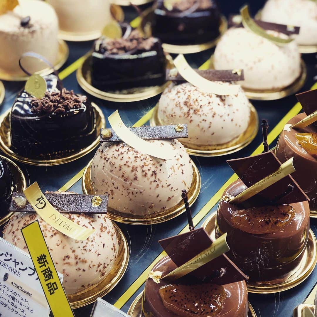 eguchikazuakiのインスタグラム：「新しいケーキ、日比谷、目白、ヒカリエで展開します😊 ショコラの美味しい‼️と感じる為の引き立て役を配置したケーキ、会心の出来だと思う。 【ジャンジャンブル】 そう、しょうがとミルクチョコのケーキ。 しょうがとレモングラスのジュレにレモンとフロマージュのクリーム🍋全体は軽いミルクチョコレートのメースです😆 ・ 食べたらね、あっうま‼️ってなるよ、軽いし今からにぴったりのショコラ。 夏のショコラと冬のショコラってあるよね😁 さて、今から京都店に行ってくるわ👋🏻 、、#デリーモ #delimmo #シェフ #パティシエ #ショコラティエ #江口和明 #eguchikazuaki #新作 #ムース #チョコレート #レモン #しょうが #プロの味 #組み合わせ #滑らか #作り方 #口どけ #ポイント #たくさん #コーヒー #紅茶 #赤ワイン #いいよ」