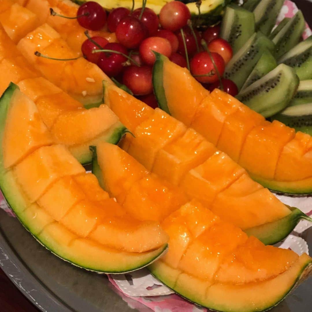 鈴木央紹のインスタグラム：「恒例の、楽屋にメロン！ 超うまいー。 #ヒサログ」