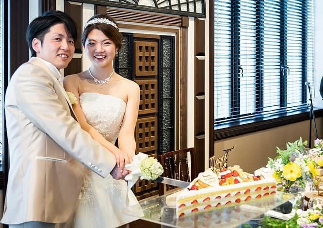 KIYOMIZU京都東山 公式さんのインスタグラム写真 - (KIYOMIZU京都東山 公式Instagram)「@kiyomizu_kyoto_higashiyama をフォローして、 『#kiyomizu京都東山』 『#kiyomizu花嫁』 『#スタイルズ花嫁』 をつけて投稿してくださいね＊ . [ #ビッグショートケーキ ] フルーツたっぷりのウェディングケーキは これからの季節にぴったりの爽やかさ＊* 特大しゃもじを使った#ファーストバイト は ゲストも大注目のワンシーンとなりました♩ . ---------------------- . ▼ブライダルフェアの予約は インスタのTOPからcheck⚐ ＞＞＞ @kiyomizu_kyoto_higashiyama. #スタイルズ花嫁 #dress #kyoto #kiyomizu #wedding #weddingdress #ウェディングドレス #ウェディングレポ #チャペル #ブライダルフェア #プレ花嫁 #卒花 #披露宴 #日本中のプレ花嫁さんと繋がりたい #結婚式 #結婚式場 #結婚式準備 #京都 #京都花嫁#関西花嫁  #marryxoxo #Dressy花嫁 #maricuru #maricuru卒花アンバサダー #フルールケーキ」7月5日 16時59分 - kiyomizu_kyoto_higashiyama