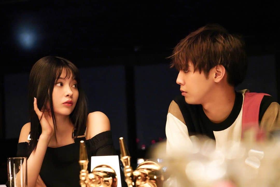 映画『午前0時、キスしに来てよ』のインスタグラム：「‪･:*+.\(( 🕛0キス キャスト解禁👠))/.:+‬﻿ ﻿ ‪橋本環奈さん演じる日奈々の恋のライバル内田柊役は八木アリサさん‼️‬﻿ ﻿ ‪国民的スター綾瀬楓の元カノ。‬﻿ ﻿ ‪売れっ子女優でカリスマ的存在🕶‬﻿ ﻿ ‪元恋人の2人が夜のバーで…急接近？！2ショット初公開🤭‬﻿ ﻿ ‪#午前0時キスしに来てよ ‬﻿ ‪#映画0キス ‬﻿ #内田柊 #八木アリサ﻿ ‪#柊ちゃん‬﻿ #綾瀬楓 #片寄涼太 ﻿」
