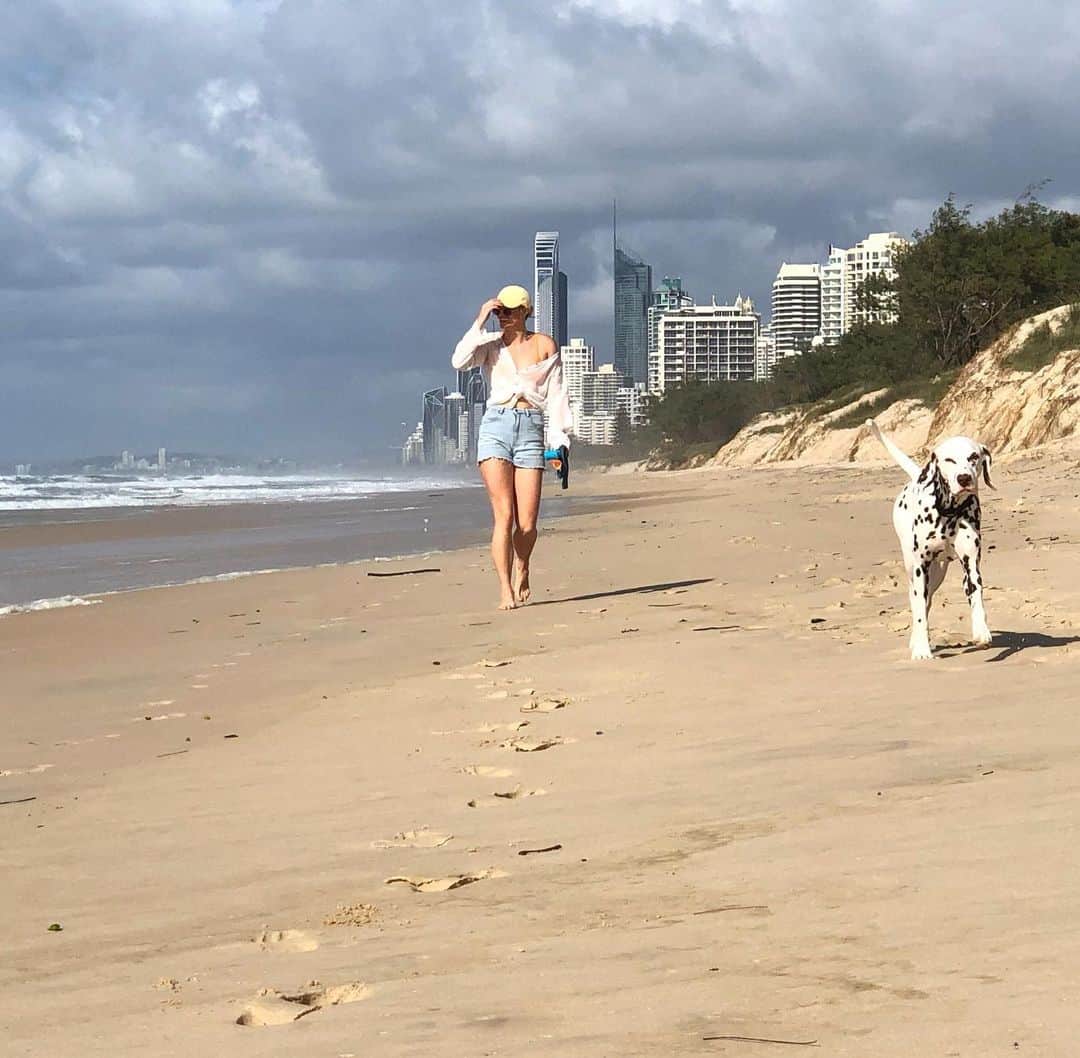 エミリー・シーボームのインスタグラム：「Sun of a beach, this Australian winter is pretty good.  #goldcoast #thespit #dalmatian #beach #sand #ocean」