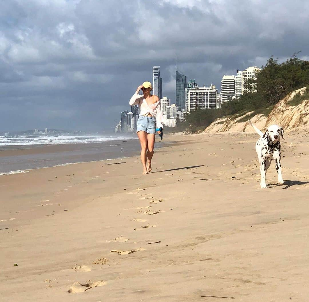 エミリー・シーボームさんのインスタグラム写真 - (エミリー・シーボームInstagram)「Sun of a beach, this Australian winter is pretty good.  #goldcoast #thespit #dalmatian #beach #sand #ocean」7月5日 17時07分 - emcbomb