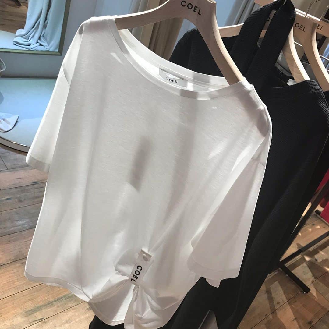 山本みらいさんのインスタグラム写真 - (山本みらいInstagram)「. 今からすぐ使えそうな白T✨ . 白トップスや白Tシャツは 何枚あっても困らない😑♡ . . モデルのヨンアさんが ディレクションしている  @coel_y の秋冬展示会へ。 . ひとつひとつの服がシンプルながら捻りもあり、 だれのワードローブにも馴染みそうなものが多くて どれも素敵でした。 . コートやニットは着られるのは少し先だけど、 今年の秋冬が楽しみになるコレクション♡ . #coel#コエル#展示会」7月5日 17時02分 - mirai_yamamoto