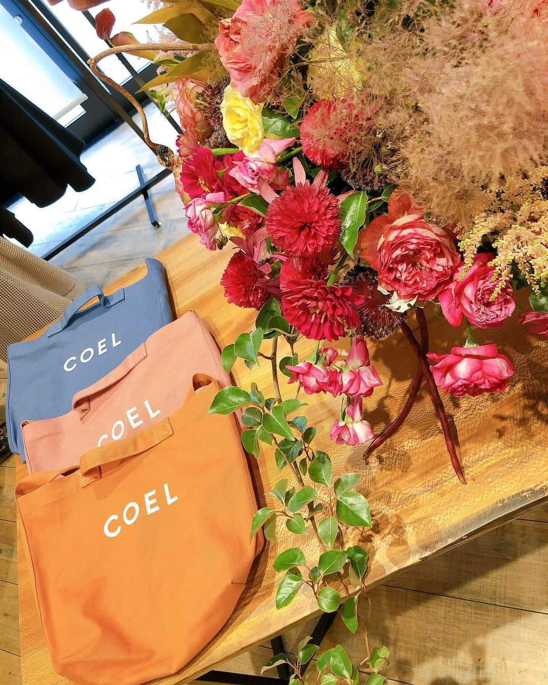 土屋香織さんのインスタグラム写真 - (土屋香織Instagram)「𓆸. COEL 2019 A/W collection . ヨンアちゃん美しすぎて🥺✨✨✨ 女神様でした🥰 . COELは全ての女性が 今を楽しくハッピーに過ごせるよう ラテン語で“幸せ“という意味の Coelum(コエルム)から名付けられてます。 CONCEPTは「COELを通じて幸せを感じられること」 ドキドキしたりワクワクしたり・・・♥ . お買物してきたお洋服着るの楽しみだなぁ🥰 . 秋冬ものもコーディネートが楽しくなりそうな素敵なお洋服ばかりでした🍁 . . . #coel #コエル #ヨンア ちゃん♥ .」7月5日 17時03分 - kaorintsuchiya