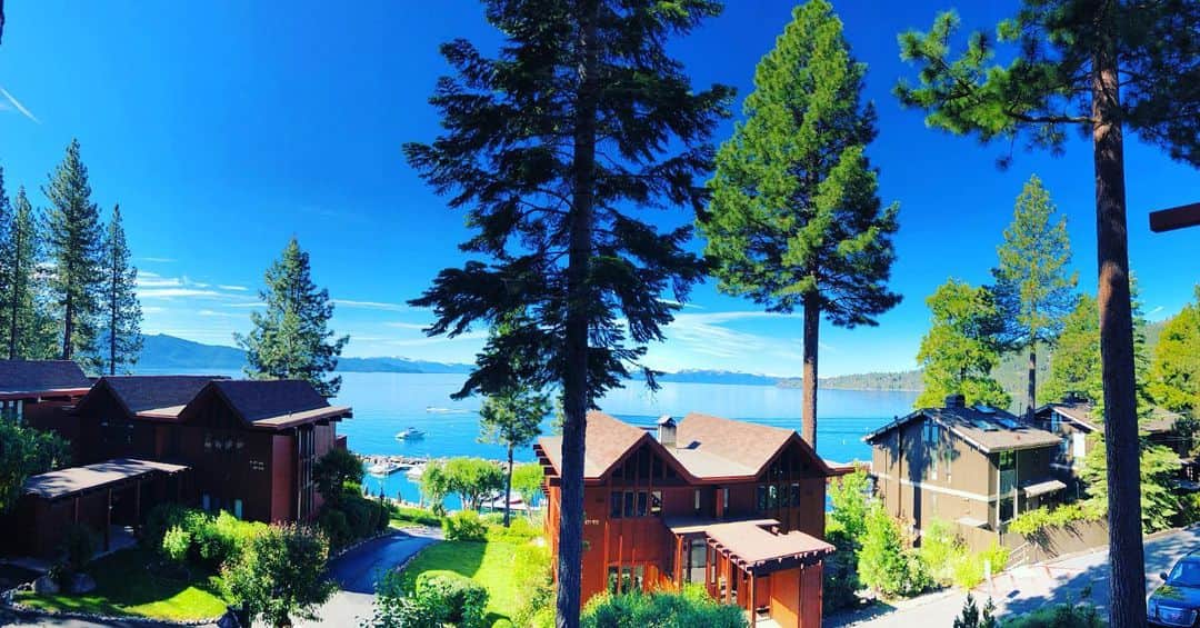 のインスタグラム：「Lake Tahoe. Peaceful place. Everything so clear here. Can reset your body.  Thank you so much for having us @_lukechristie  先日、レイクタホに行きました。 空気も水もとてもクリアで、身体がリセットされました！ @xhaleighx @devin_teer  #memories  #laketahoe」