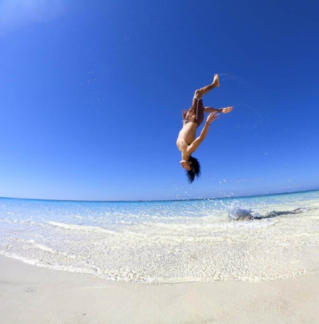 のインスタグラム：「#宮古島 の浜辺を無重力散歩 🎶 📷 @sbttmy ・ ・ ・ #GoPro #GoProJP #GoProのある生活 #沖縄  #バック宙 #Okinawa #MiyakoIsland」