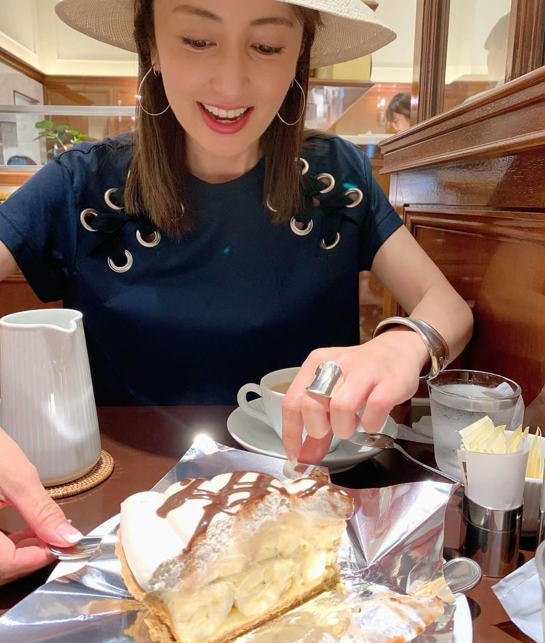 矢田亜希子さんのインスタグラム写真 - (矢田亜希子Instagram)「いつものサラダからのケーキからのタピオカ。カロリーおそろし。 #矢田亜希子#akikoyada #サラダ#サラダランチ#バナナクリームケーキ#ジアレイ#タピオカ#thealley」7月5日 17時09分 - akiko_yada