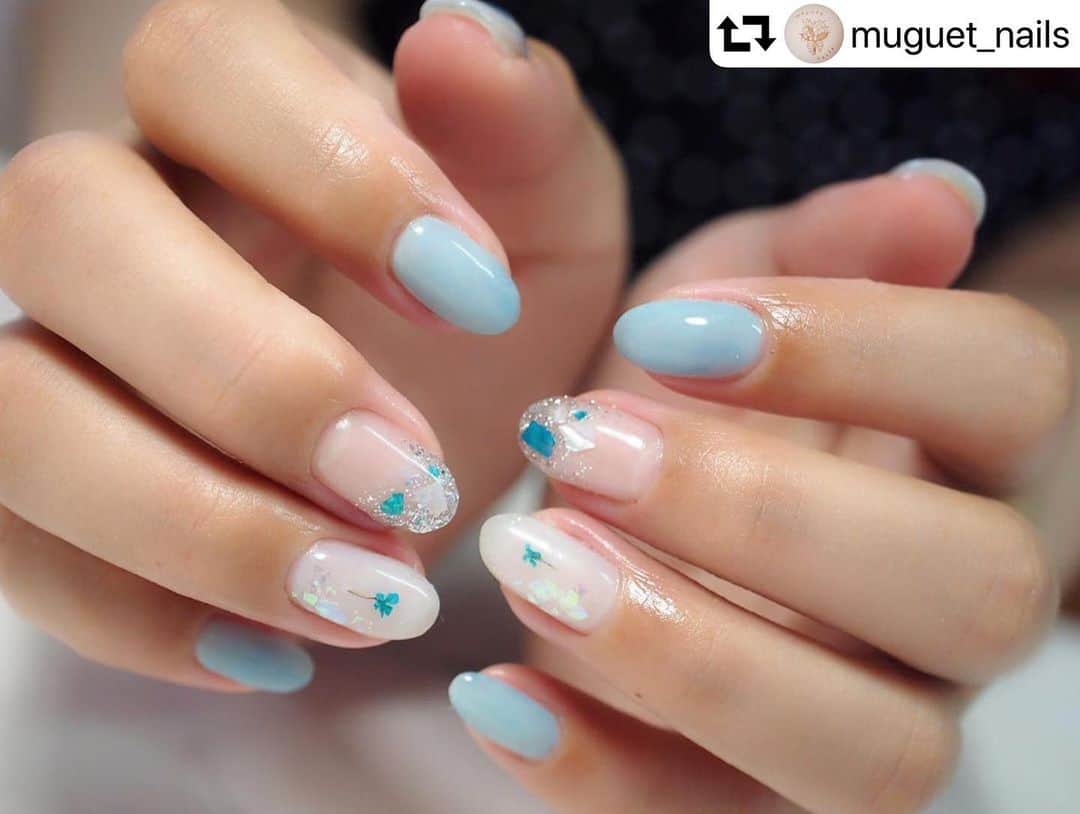 のインスタグラム：「#repost @muguet_nails ・・・ . . お付け替えネイルはこちら💙 ベースジェルを一層残した フィルインでお付け替え😊 . お持ち込みデザインを少しアレンジ🌟 シアーカラーのホワイトと、ブルーで涼し気です☺️ ホログラムとシェルの組み合わせも とっても可愛かったです✨ . いつもご来店ありがとうございます❤️ . 使用カラー💅 リーフジェルプレミアム🎀 . #nails #美甲#ハンドネイル #naildesign #nail #ネイルケア #角質ケア #jna本部認定講師 #リーフジェル #leafgel #leafgelpremium #リーフジェルプレミアムエデュケーター #💅 #ツヤツヤ #シェルネイル #ホログラムネイル #ニュアンスネイル #シアーカラーネイル #フィルイン #西荻北 #西荻窪 #上石神井 #上井草 #西荻ネイルサロン #西荻ネイル #プライベートサロン #muguetnails #ミュゲネイルズ」