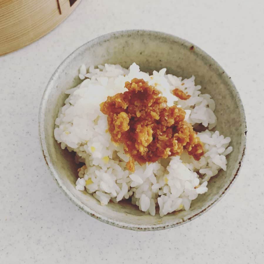 AYUMIさんのインスタグラム写真 - (AYUMIInstagram)「玄米麹と無農薬大豆で 去年11月に仕込んだお味噌 どれくらい発酵しているかな？！ と、おひつに残っていたご飯にのせて お味噌の味見を。 味見のつもりが、おいしくて ご飯2杯をペロリ（笑 . 去年のNHKの料理講座で仕込んだ頃のお味噌です。 講座に来てくださった方、もう少しおいてもよさそうですが、そろそろ食べ頃です☺️ . . #AYUMIご飯 #自家製味噌 #無農薬大豆 #玄米麹 #発酵 #雑穀ご飯にお味噌」7月5日 17時13分 - ayumiayunco
