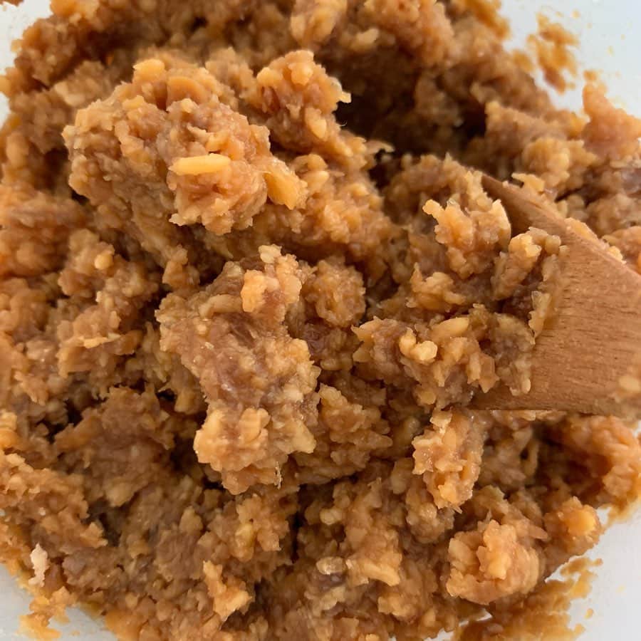 AYUMIさんのインスタグラム写真 - (AYUMIInstagram)「玄米麹と無農薬大豆で 去年11月に仕込んだお味噌 どれくらい発酵しているかな？！ と、おひつに残っていたご飯にのせて お味噌の味見を。 味見のつもりが、おいしくて ご飯2杯をペロリ（笑 . 去年のNHKの料理講座で仕込んだ頃のお味噌です。 講座に来てくださった方、もう少しおいてもよさそうですが、そろそろ食べ頃です☺️ . . #AYUMIご飯 #自家製味噌 #無農薬大豆 #玄米麹 #発酵 #雑穀ご飯にお味噌」7月5日 17時13分 - ayumiayunco
