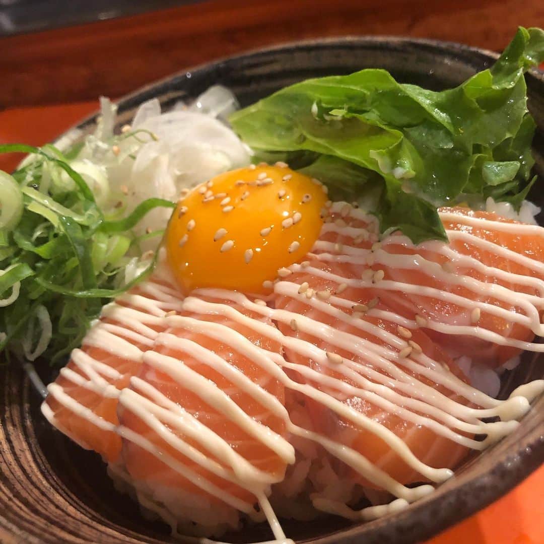 どんがめ三宮総本店のインスタグラム：「まいど！ どんがめ三宮総本店です！ . 今日は華の金曜日 １週間頑張ったそんなあなた お疲れ一杯はぜひ どんがめで！！！ . どんがめがほこる 激ウマ 炙りサーモンマヨ丼 通称 #キューピー丼 . 一度食べたらリピート率 85.4% . ぜひぜひ どんがめへ。 . #kobe#三宮#大衆酒場#安い#うまい#どんがめ#ハッピーアワー#生ビール#19時まで#190円#駅近#雰囲気は魔法#dongame#赤字覚悟#お客様の喜ぶ顔が見たい#ただそれだけ#24時半まで営業#延長要相談#気まぐれクーポン#たまにやります#フォロー#まってます」