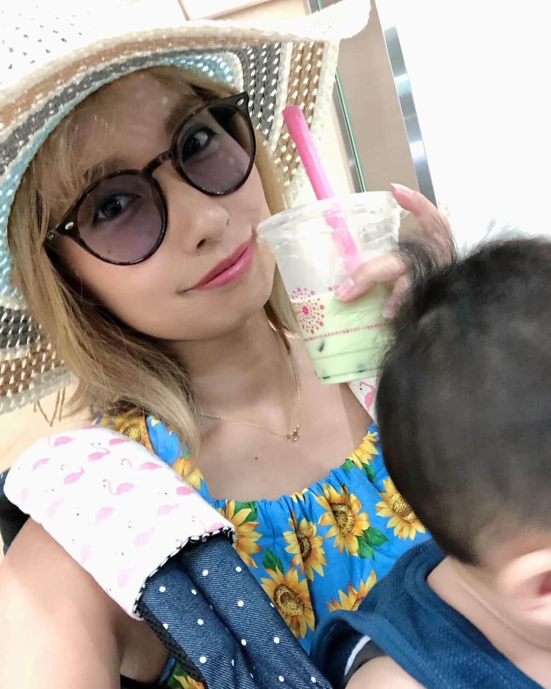 エマ中岡優姫さんのインスタグラム写真 - (エマ中岡優姫Instagram)「田舎暮らしも来月で 1年が経つ🤣 早いな〜！！ エママの暮らしは 平日子育て支援センターで イベントがあれば 参加❣️参加❣️ 田舎なのにこんなに いいイベントがあるんだ❤️ と毎回思う🤣 （失礼w） じゃけぇ東京戻りたくても 子育ては田舎の方が いいよなーって 思ってまだ実家暮らし🏡 もちろん仕事も 楽しすぎて大好きだけど 本当に復活したいけど それ以上に 息子との時間が幸せすぎて まだ預けることが出来ない エママ🤪 お揃いの服着たくて 最近では自分の服も セットアップで作ってみたり🤣 息子のタンクトップは まだ作成中🤣 女の子の服は簡単なんだけど タンクトップとか バイアステープするの ちょっとめんどいw  最近流行っとる タピオカ🍹 田舎にもありました！  タピオカ抹茶ラテ 普通に美味しかった😂 ソフトクリームのせ とかもあったよw ミルクティーが苦手な私は なかなかタピオカ飲むこと なかったけん 不思議な感じでした！  話それたけど 七夕のイベントで 星を釣る⭐️のやったけど エママが必死で 息子がこんなに頑張らされてるなんて🤪 こういう写真 なかなか撮ってもらえんけー ママ友に感謝❤️ ありがとう😊💕 なんだかんだ あーじゃー、こーじゃー 言ったけど とりあえず私は 楽しく過ごしてます✌️ #エママ  #サニ坊とエママの日常  #8ヶ月ベビー  #子育て支援センター  #七夕  #ハンドメイド親子服  #ひまわり柄セットアップ  #ひまわり柄  #男の子ママ  #シングルマザー  #シングルファザー  #タピオカ  #抹茶ラテ  #息子  #オフショルダー が どうしてもあがってしまうw #ママ友」7月5日 17時14分 - emma__yun