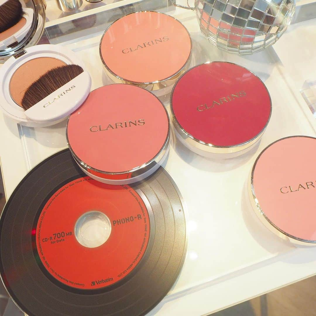 4meee!さんのインスタグラム写真 - (4meee!Instagram)「. . 先日の新作発表会で出会った CLARINSの最新コスメをご紹介💕 . 8/2(金)のAutumn Make-Up Collectionを皮切りに 新作コスメやスキンケアが 続々と登場😆✨ . ❤︎2枚目 2019年8月2日(金)発売 《ジョリ ルージュ ラッカー》 70%リキッドオイルが配合された うるおい感たっぷりのリップスティック💄 グロスみたいなデザインも特徴的😻 長時間ぷるぷる唇を作ってくれる 優秀な新作リップ💋 . 3枚目 2019年8月2日(金)発売 《ジョリ ブラッシュ》 つけた瞬間に自然な血色と ツヤを与えてくれチークも登場❣️ なんと、大気中のチリやほこりから 肌を守ってくれる効果もあるそう👀 . 4枚目 2019年9月6日(金)発売 《ファーミングEXアイセラムSP》 こっくりとしながらも 軽いテクスチャーの目元美容液💓 細かなパールが配合されているので 目元を明るく見せてくれる効果も🎉 朝と夜、化粧水と美容液の後に つかうのがおすすめです💫 . 5枚目 2019年9月6日(金)発売 《スクラブ洗顔料》 肌タイプに合わせて選べる スクラブ洗顔料☁️🍀 水分不足・ドライ・オイリーの 3タイプから肌悩みに合わせてチョイス👌 週に1〜2回のケアがGOOD😊 . . コスメラインは今回ご紹介したもの以外にも 新商品が続々と登場します🧡 ハイクオリティな新作コスメは CLARINSだからこそ💞 発売日が今から待ち遠しいですね😚 . ◆ジョリールージュラッカー 全7色 定価：3,780円(税込) ◆ジョリブラッシュ 全6色 定価：4,860円(税込) ◆ファーミングEXアイセラムSP 定価：8,100円(税込) ◆スクラブ洗顔料 定価：4,536円(税込) . #4MEEE#フォーミー#CLARINS#クラランス#コスメ部#コスメ垢#コスメマニア#コスメオタク#コスメレポ#コスメ紹介#コスメレビュー#新作コスメ#コスメ情報#コスメ好きさんと繋がりたい#コスメ購入品」7月5日 17時26分 - 4meee_com