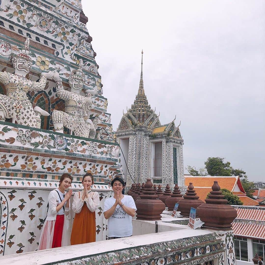 中上真亜子さんのインスタグラム写真 - (中上真亜子Instagram)「ただいま日本🇯🇵ってことで昨日タイから帰って来たよ🇹🇭見てこの恐怖な1枚...バンコクで一番高いビルの屋上の床がガラスなの...みぶきに足を引きずり降ろされてこれ😟2人はうつ伏せになって下向いてたよ、あほだ。他にも三澤くんは虫を食べたりトゥクトゥク乗ったり、とっても楽しい旅でした🥳8月のドォーモをお楽しみにっ🐘 . 7枚目はタイっぽくないお土産を喜ん（だふり）でくれたドォーモのプロデューサー陣たち。三銃士🌴週末着てくれるんだろうなあ楽しみだなあ。 . そして今日は朝からドォーモ でした。の収録だったよ🍉🥰🍉明日も一緒のアキラくんと🥳そしてこれからまたロケ！楽しみ🥰#一投稿にめっちゃ詰め込むやん」7月5日 17時25分 - maako_nakagami