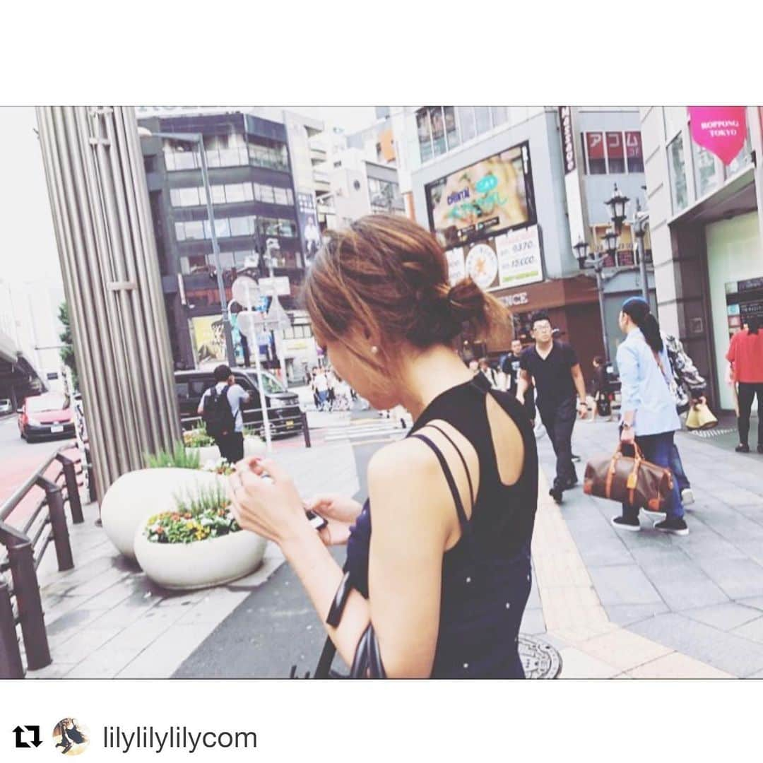 小脇美里さんのインスタグラム写真 - (小脇美里Instagram)「・ 大好きな @lilylilylilycom さんと やっと会えた日。 ・ ・ 打ち合わせと打ち合わせの合間。 六本木通過予定。 私の中で、 六本木＝LiLyさんのイメージ。 ・ ・ ふと連絡してみたら、 ちょーどあいてるよ！私も連絡しようとしてたの！と、 以心伝心♡♡ ・ ・ ・ リリーさんとは、 実は根っこの部分が深く通じ合い。 硬派、義理人情、一途 、 みたいな古風なキーワードがしっくりきたり。笑 ・ ・ でも青春時代は ギャル、安室様ラブだから マインド強め。 ・ ・ とにかく会うと、 仕事の話から、子育ての話から、 おもしろ話まで。 とにかく話が止まらず 笑いも止まらず、最高にパワーチャージできちゃう相手♡ ・ ・ 束の間の時間だったけど、たくさん happyもらってお互いつぎの仕事へ。 オトナになっての友だちって最高！と 最近つくづく思います♡ ・ ・ ・ そして後ろ姿だけで、ここまで色っぽいオンナって 素晴らしい！と、 リリーさんの色っぽさに、色気ゼロの私は いつも憧れをもつのでした♡ ・ ・ ・ とりあえずリリーさんの #新刊sex  読んで、色っぽさを少しでも学びましょう。 ・ ・ ・ ・ #Repost @lilylilylilycom with @get_repost ・・・ 曇り空、六本木☁️ ドスッピン1本縛り、 「今は？」LINEで すぐ会える友は、宝。  with @misatokowaki 🌻  もちろん「今は？」 がすぐに噛み合う わけではなく、 半年ぶりに タイミング一致🌻  娘が 師匠と呼んでる 美里ちゃん。  こんなに仕事出来る ヒトって存在するんだ... って毎回ビックリするの。  そして、  ベストマザー賞受賞は 心の奥底から大納得🌻  リリさん写真とりたい🙋‍♀️ →ヤダマジスッピン🙅‍♀️ →ならこの角度📸 →え、上手👏  流石のお仕事 #小脇美里 クオリティ✨  楽しかった！！ #交差点の会話 #女友達 🌤 #lilysdiary2019」7月5日 17時20分 - misatokowaki