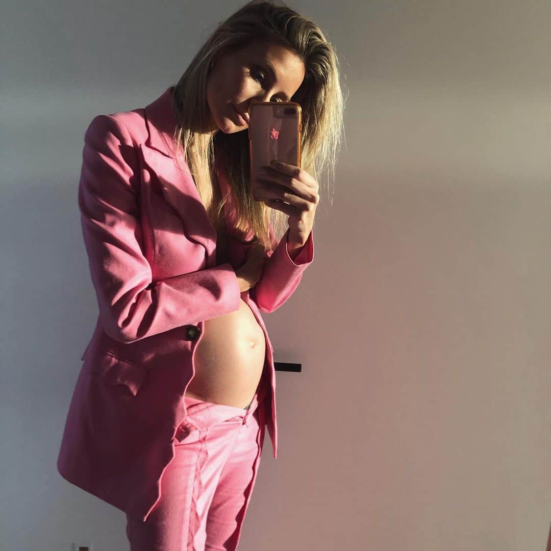 のインスタグラム：「When you love an outfit but the pants won’t zip up! 😂🥰 Onset today @jbronze__」