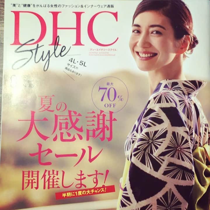 saekoのインスタグラム：「. アパレルカタログ『DHC Style』の最新号に、レーシーインナーの着回しコーデイラストを掲載していただいてます。 今回服のご指定があったので、コーデを考えることなく描くことに集中できたのでした。 (コーデを考えるのが一番時間費やします。下手したら描く時間より長いかも💧) お手元にカタログがありましたらチェックしてやってくださいませませ。 デジタルカタログでもご覧いただけます↓  https://catalog.dhc.co.jp/node/catalog-viewer/dhcstyle_201908/  ストーリーにもリンクを貼っておきますので、商品と合わせてイラストもちらりとチェックしていただけると嬉しいです✨ . カタログに掲載されている浴衣が可愛い！ 欲しぃぃぃ😍 . いいねやコメントありがとうございます。 お返事が遅れていてごめんなさい。 もう少しお待ちください🙇‍♀️ . #dhc#dhcstyle#カタログ#アパレル#レーシーインナー#イラスト#ファッションイラスト#イラストレーター#アートワーク#イラストグラム#illustgram#ママコーデ#カジュアルコーデ#きれいめコーデ#大人カジュアル#お団子ヘア#メガネ女子#drawing」
