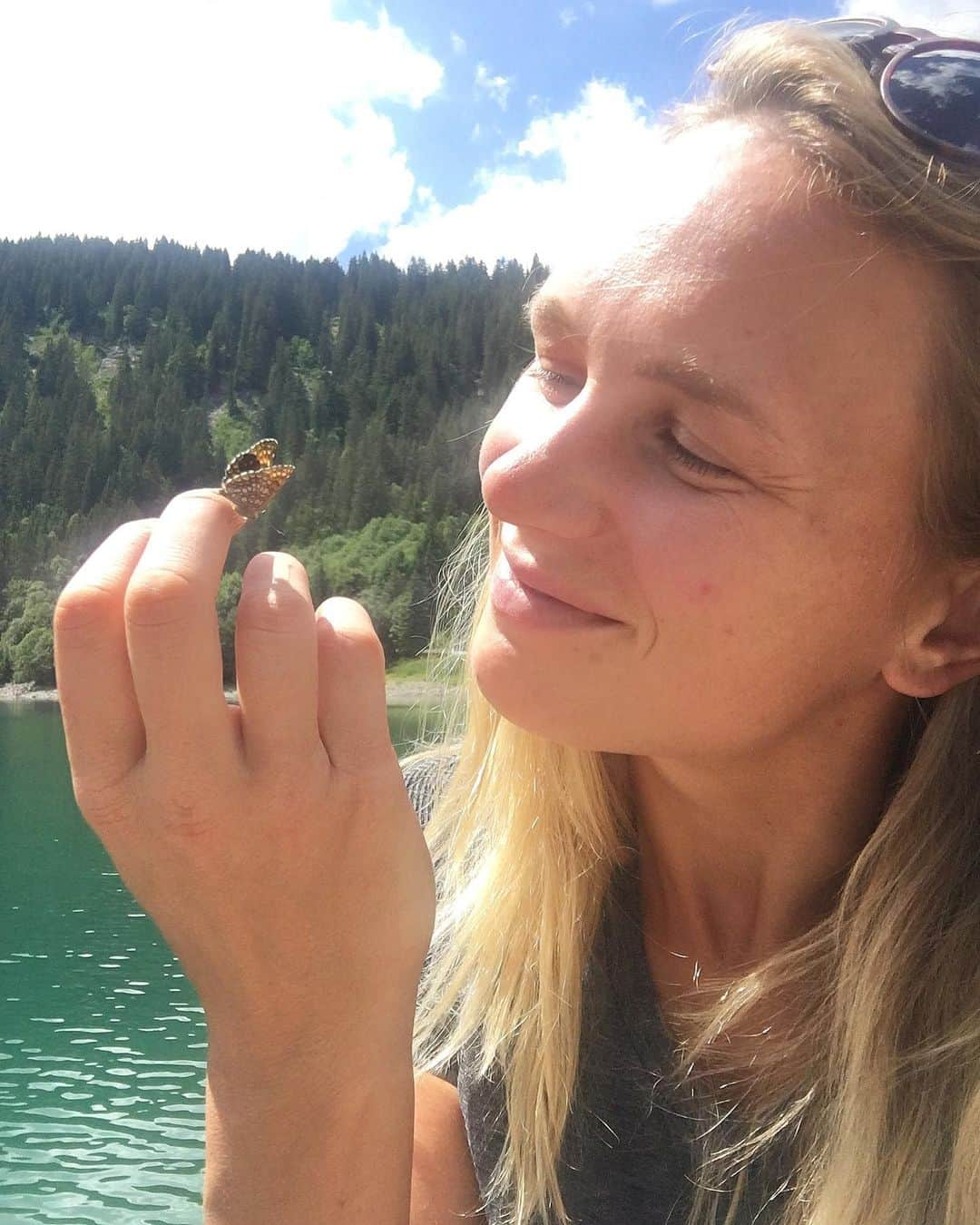 マルガレーテ・コズーフさんのインスタグラム写真 - (マルガレーテ・コズーフInstagram)「This wonderful butterfly 🦋 shared so much time with me. I hardly believed. It was in Switzerland last year before the Gstaad 5* competition started. It was such a lovely visit.  Btw: Did you know that Butterflies are also symbols of powerful transformation?  For me being in nature is the best place to recharge and connect. It surprises me every time. Enjoy the end of the week 🙏🏼 #change #joy #color #transformation #nature #love #sport #recharge #naturalmedicine #butterfly #symbol」7月5日 17時22分 - maggiekozuchofficial_