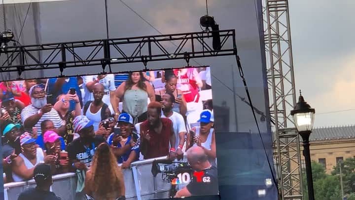 ジェニファー・ハドソンのインスタグラム：「I love when yal sing with me ! He was my star ! Thank u babe ! #wawa」