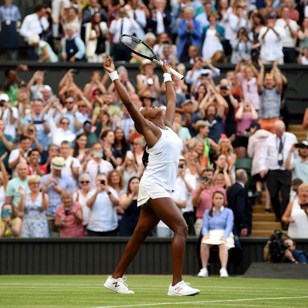 WTA（女子テニス協会）さんのインスタグラム写真 - (WTA（女子テニス協会）Instagram)「What a match 👏👏👏 @cocogauff’s run continues at #Wimbledon 🙏🎾」7月6日 4時17分 - wta