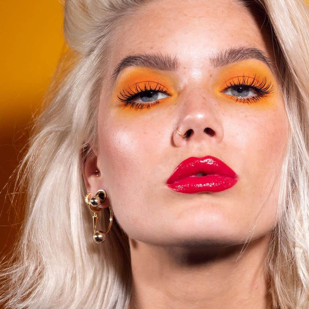 Linda Hallbergさんのインスタグラム写真 - (Linda HallbergInstagram)「A pop of orange on my eyes using @natashadenona Sunrise Palette & @ardellbeauty Wispies lashes. And a pop of pinkish red on my lips using @lindahallbergcosmetics Anger Mood crayon & fantstick Lipstick in Pop 💄 #lindahallberg #makeup #mua」7月6日 2時48分 - lindahallberg