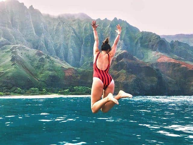 ハワイアン航空さんのインスタグラム写真 - (ハワイアン航空Instagram)「Jumping into the weekend like... 😜 What are your weekend plans? 📷: @nmlombardo . . . #Friyay #ExploreHawaii #GlimpseofHawaii #Kauai」7月6日 3時00分 - hawaiianairlines