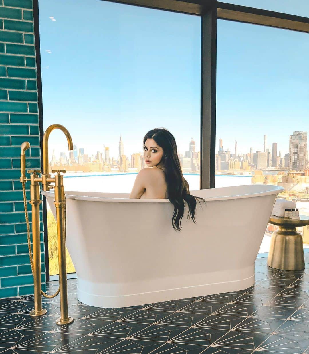 Azzyのインスタグラム：「Feeling like a princess 👸🏻 Leave a 💙 for a ❤️ back !」
