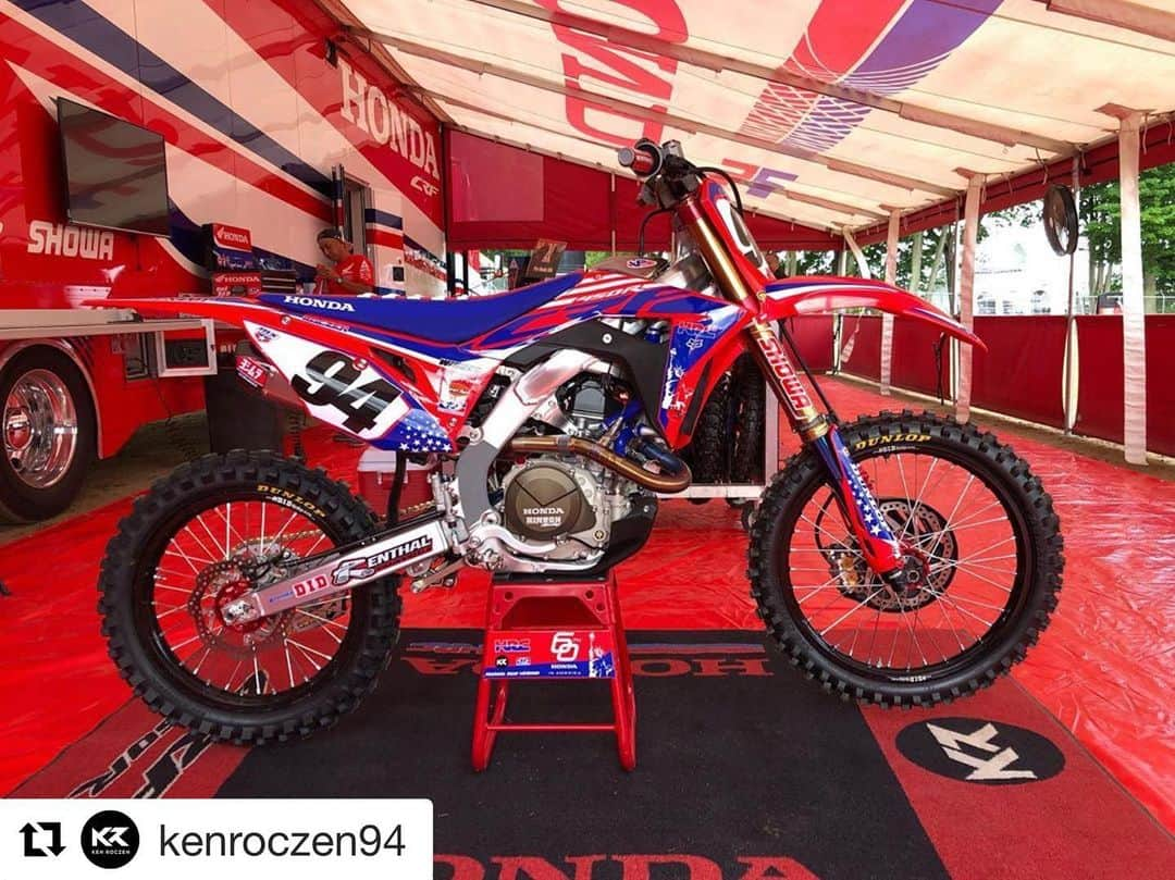 Honda Powersports USさんのインスタグラム写真 - (Honda Powersports USInstagram)「Happy RedBud weekend! 🇺🇸‼️🏁 @kenroczen94 #RideRed #Honda #ProMotocross #ThisIsMoto」7月6日 3時28分 - honda_powersports_us