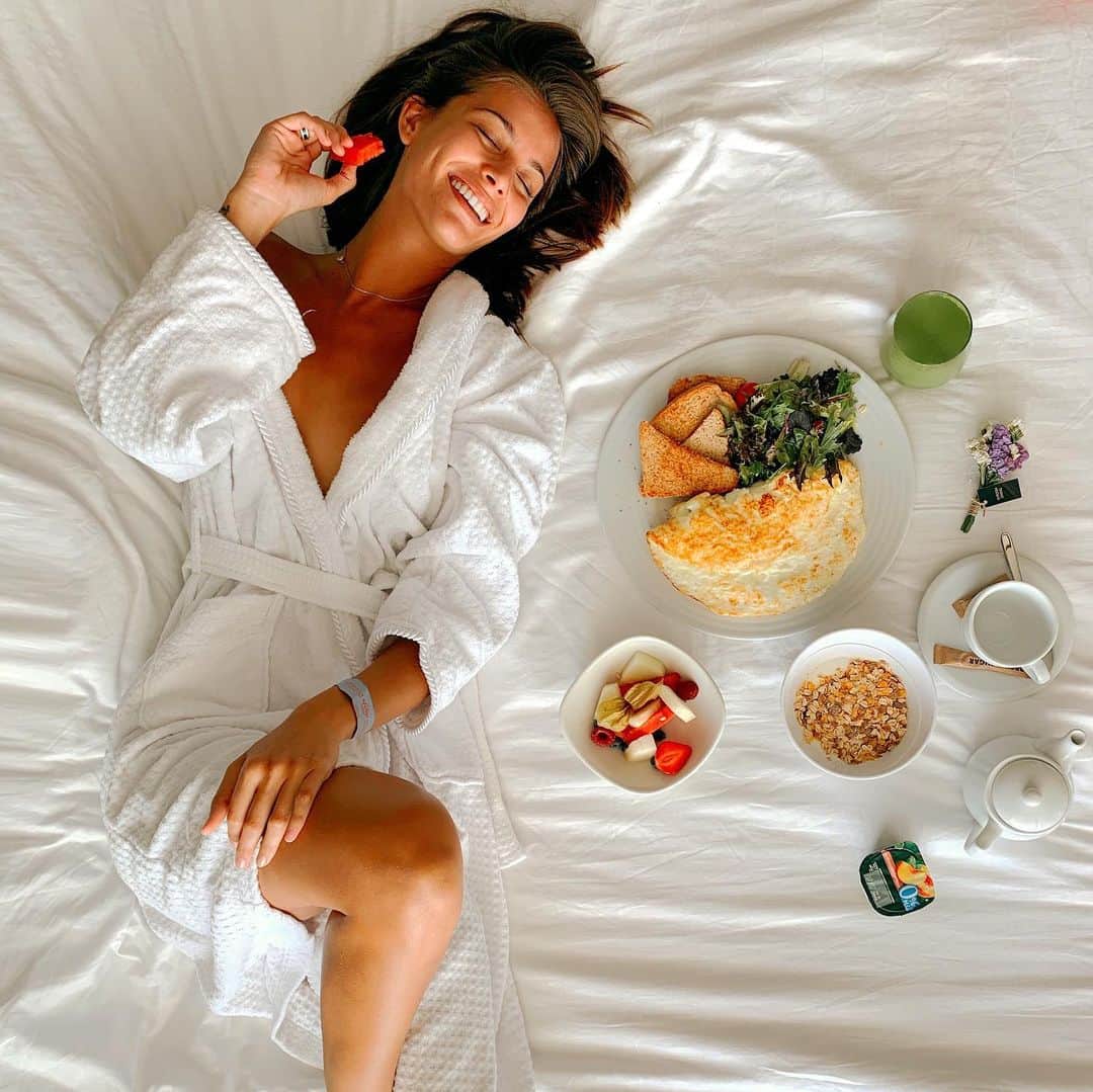 デシレ・コルデロ・フェレールさんのインスタグラム写真 - (デシレ・コルデロ・フェレールInstagram)「Nada como empezar el día con un buen desayuno healthy en la habitación en uno de mis lugares favoritos 💆🏽‍♀️🍉🥚☕️ #hrhibiza #hardrockhotel」7月6日 3時24分 - desirecordero