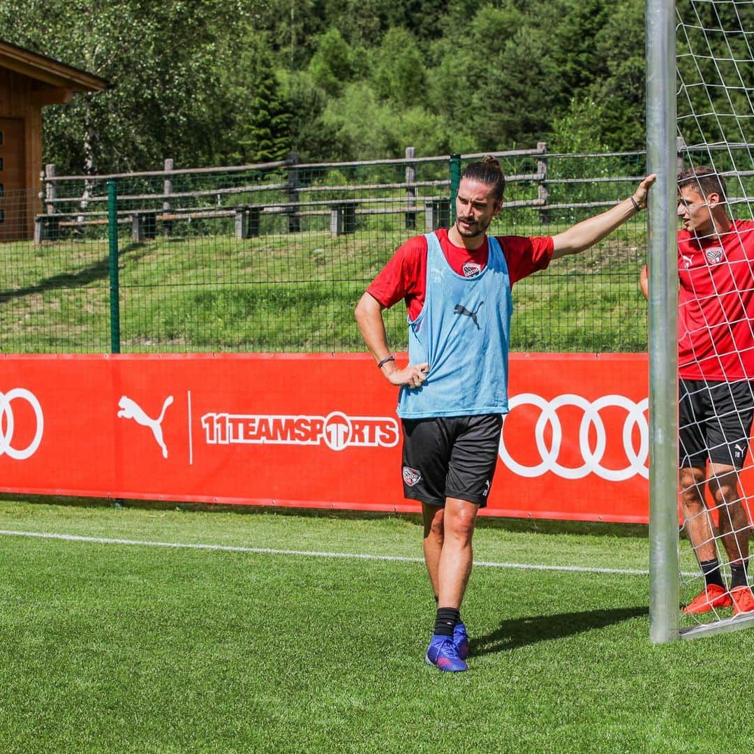 FCインゴルシュタット04さんのインスタグラム写真 - (FCインゴルシュタット04Instagram)「➡️ SWIPE ⬅️ Ein intensiver erster Tag im #Schanzer Trainingslager ist geschafft ⚽️🔥✔️ Die Bedingungen sind top & wir freuen uns schon jetzt auf die kommenden Tage unter dem Motto #Vallesgeben 💪🖤❤️ . . #gitschbergjochtal #vals #südtirol #partner #mountains #summer #Trainingslager #training #trainingcamp #preparation #Vallesgeben #Valles #Italy #riopusteria #Gitschberg #Jochtal #workhard #getready #3Liga #zeigtsuns #Fu3ball #immerweiter #instatravel @gitschberg.jochtal」7月6日 3時26分 - dieschanzer