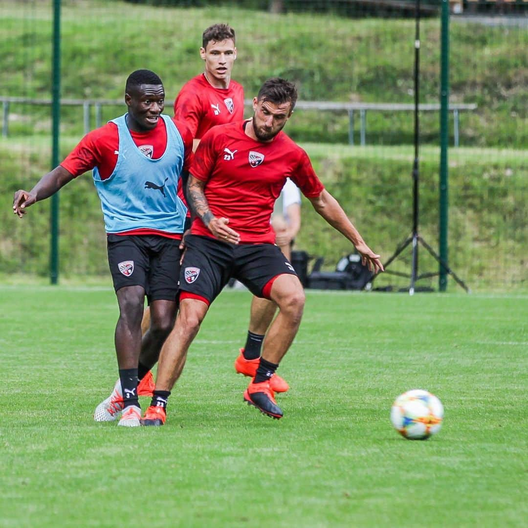 FCインゴルシュタット04さんのインスタグラム写真 - (FCインゴルシュタット04Instagram)「➡️ SWIPE ⬅️ Ein intensiver erster Tag im #Schanzer Trainingslager ist geschafft ⚽️🔥✔️ Die Bedingungen sind top & wir freuen uns schon jetzt auf die kommenden Tage unter dem Motto #Vallesgeben 💪🖤❤️ . . #gitschbergjochtal #vals #südtirol #partner #mountains #summer #Trainingslager #training #trainingcamp #preparation #Vallesgeben #Valles #Italy #riopusteria #Gitschberg #Jochtal #workhard #getready #3Liga #zeigtsuns #Fu3ball #immerweiter #instatravel @gitschberg.jochtal」7月6日 3時26分 - dieschanzer