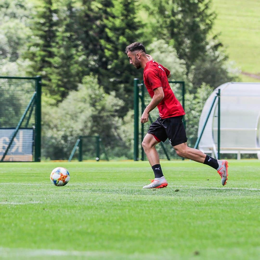 FCインゴルシュタット04さんのインスタグラム写真 - (FCインゴルシュタット04Instagram)「➡️ SWIPE ⬅️ Ein intensiver erster Tag im #Schanzer Trainingslager ist geschafft ⚽️🔥✔️ Die Bedingungen sind top & wir freuen uns schon jetzt auf die kommenden Tage unter dem Motto #Vallesgeben 💪🖤❤️ . . #gitschbergjochtal #vals #südtirol #partner #mountains #summer #Trainingslager #training #trainingcamp #preparation #Vallesgeben #Valles #Italy #riopusteria #Gitschberg #Jochtal #workhard #getready #3Liga #zeigtsuns #Fu3ball #immerweiter #instatravel @gitschberg.jochtal」7月6日 3時26分 - dieschanzer