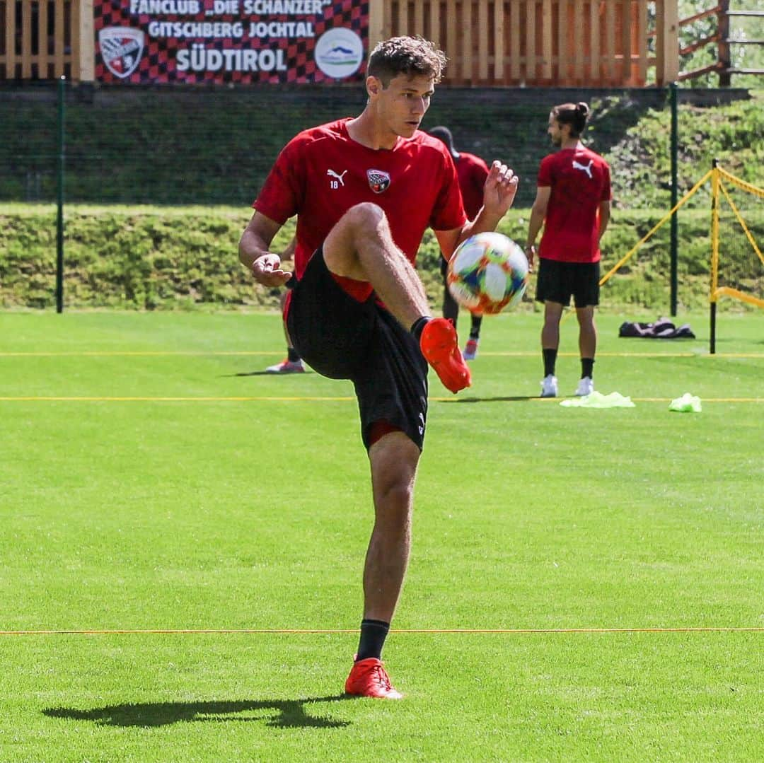 FCインゴルシュタット04さんのインスタグラム写真 - (FCインゴルシュタット04Instagram)「➡️ SWIPE ⬅️ Ein intensiver erster Tag im #Schanzer Trainingslager ist geschafft ⚽️🔥✔️ Die Bedingungen sind top & wir freuen uns schon jetzt auf die kommenden Tage unter dem Motto #Vallesgeben 💪🖤❤️ . . #gitschbergjochtal #vals #südtirol #partner #mountains #summer #Trainingslager #training #trainingcamp #preparation #Vallesgeben #Valles #Italy #riopusteria #Gitschberg #Jochtal #workhard #getready #3Liga #zeigtsuns #Fu3ball #immerweiter #instatravel @gitschberg.jochtal」7月6日 3時26分 - dieschanzer