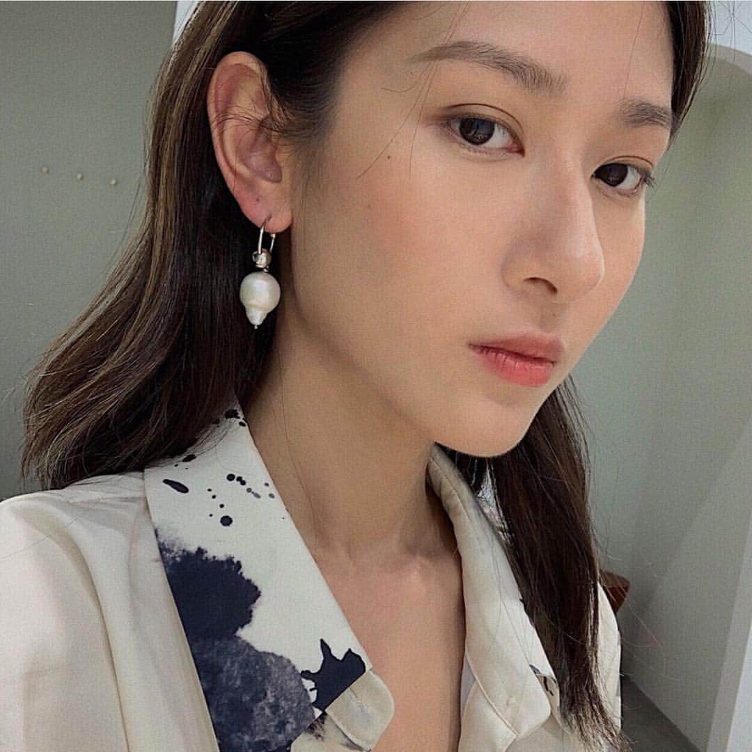 Justine Clenquetさんのインスタグラム写真 - (Justine ClenquetInstagram)「@kathrynisw wearing our new Ellen earrings from the Final Girl collection🐚 #justineclenquetgirls」7月6日 3時30分 - justineclenquet