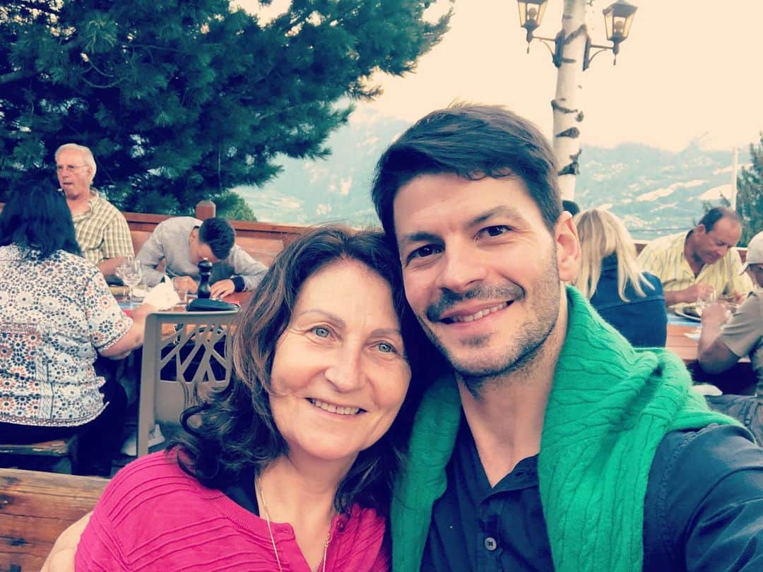 ステファン・ランビエールのインスタグラム：「Petite soirée avec ma maman chérie! #petitsplaisirsdelavie」